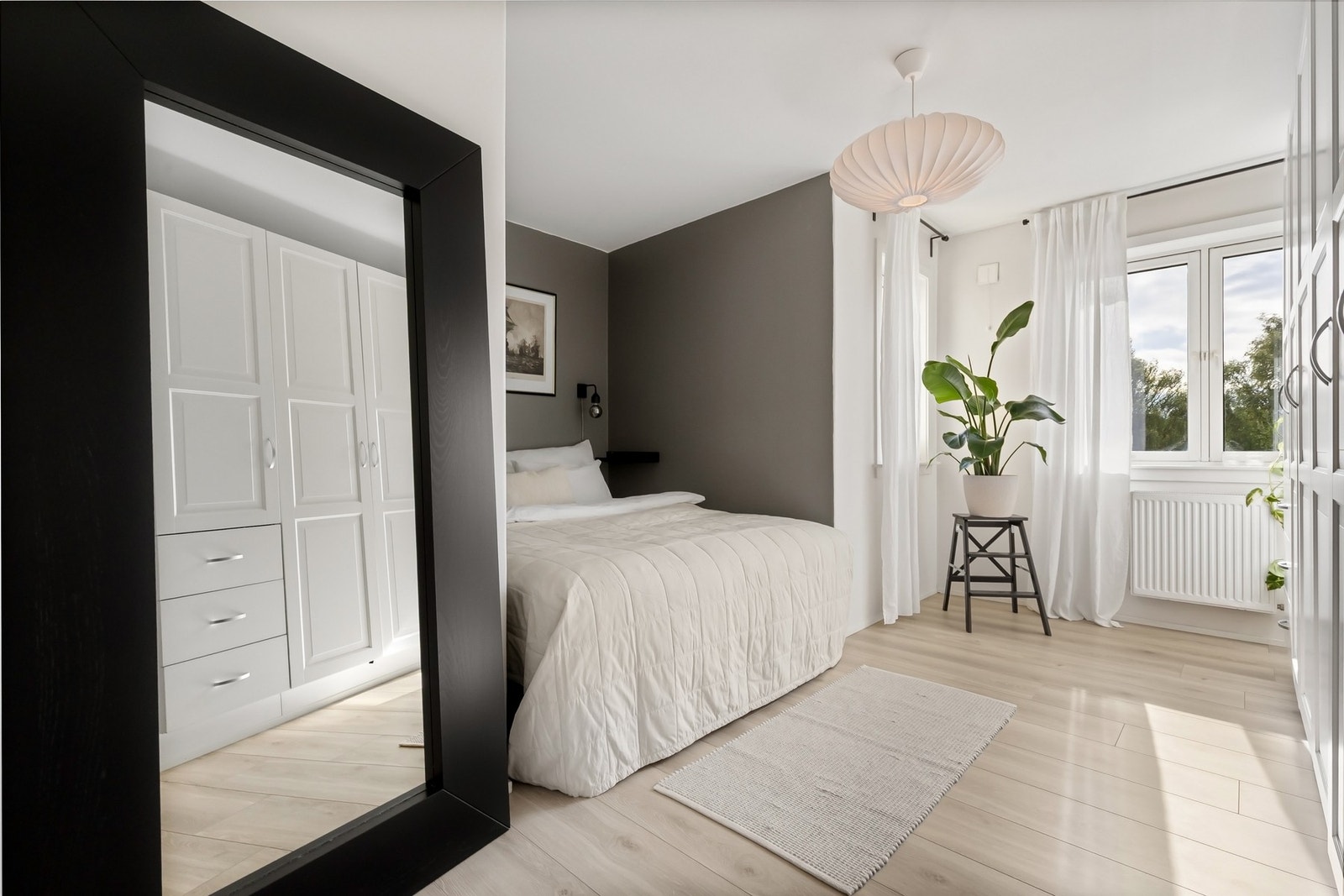 Romslig hovedsoverom med god plass til dobbeltseng og garderobe. Praktisk plass til kontorpult ved vinduet. Galleribilde