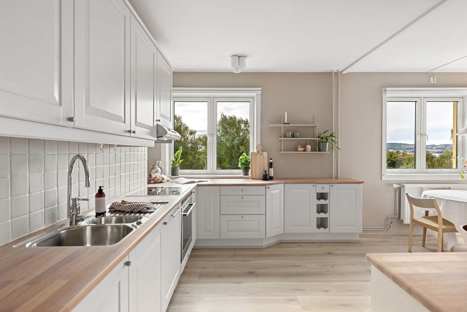 Kjøkkenet har integrerte hvitevarer som består av platetopp, stekeovn, oppvaskmaskin og kjøleskap med fryser. Galleribilde