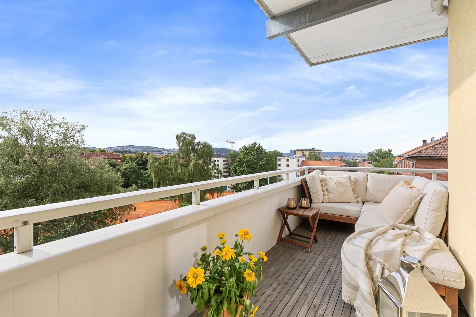 Balkongen er på ca. 6 kvm og har god plass til utemøblement og beplantning. Galleribilde