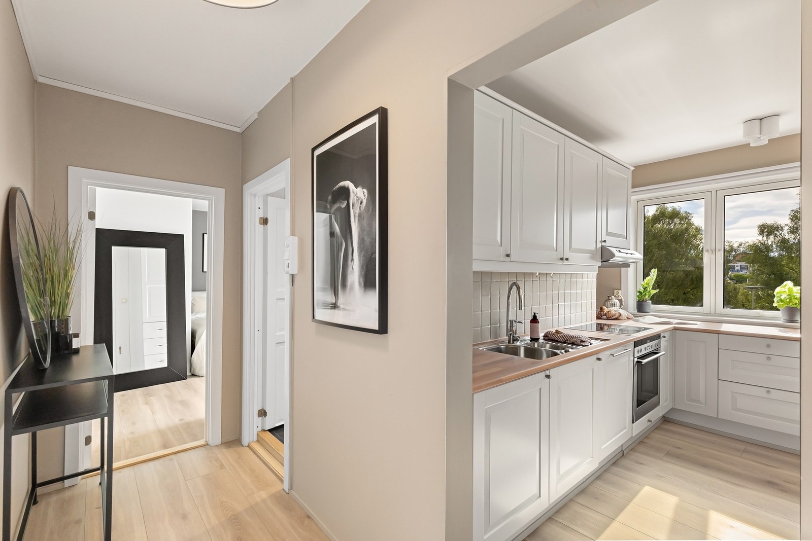 Innbydende entré med god plass til oppbevaring av yttertøy og sko. Galleribilde