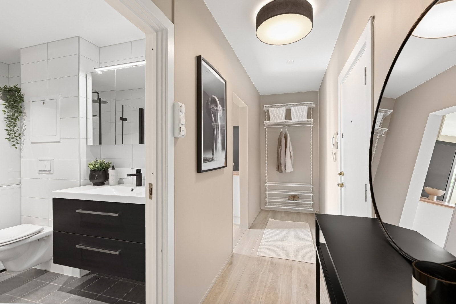 Fra entreen er det adkomst til badet. Galleribilde