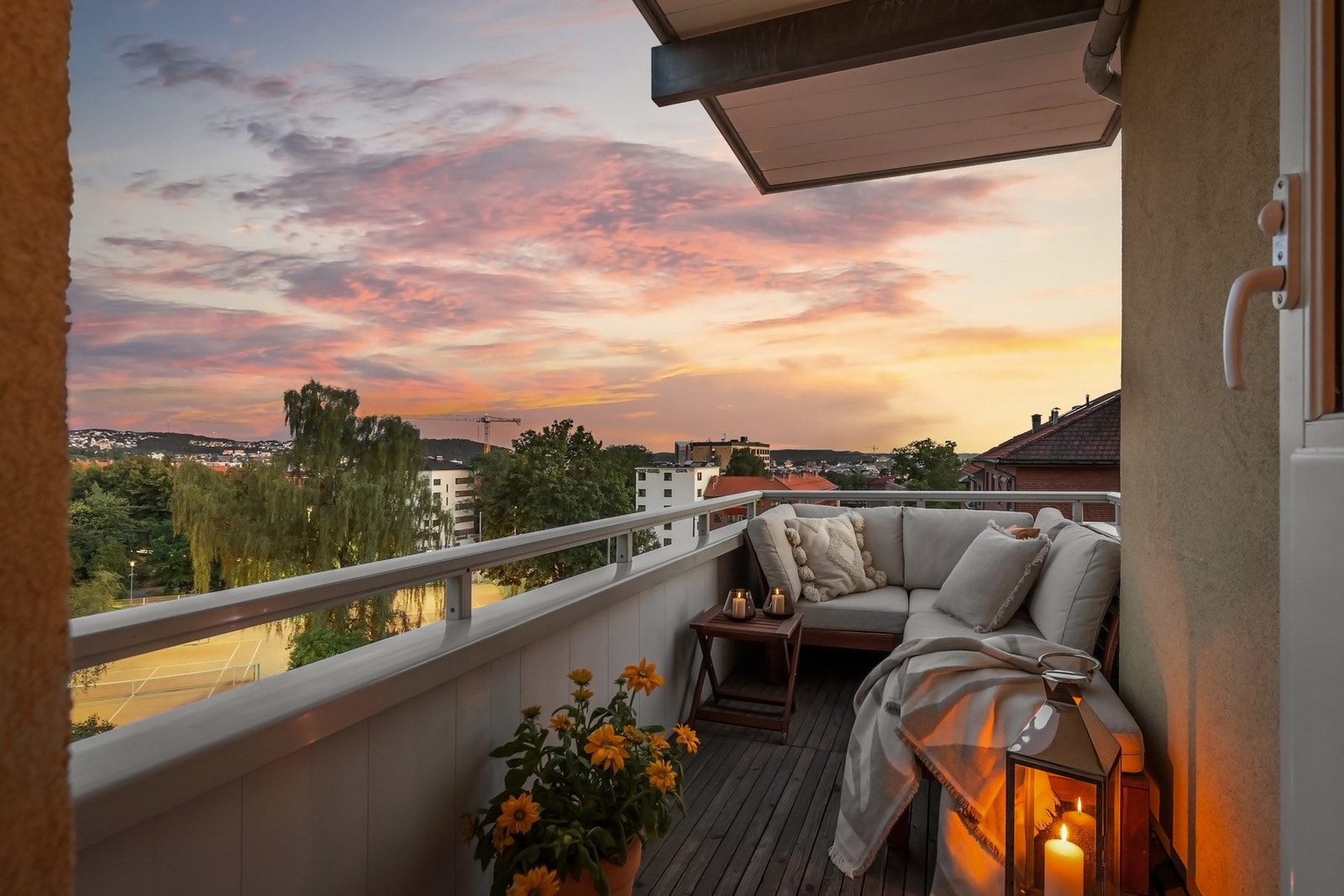 Leiligheten ligger høyt og fritt i byggets 4. etasje med heisadkomst, og byr på fantastisk utsikt over Oslo. Galleribilde