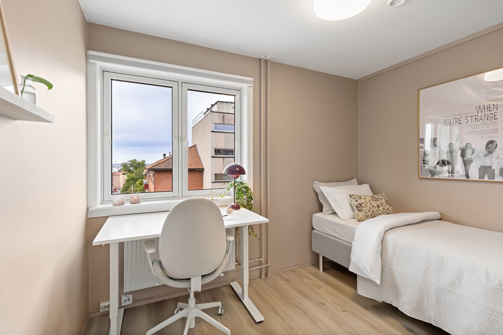 Soverom 2 er lyst og luftig, med god plass til både seng og skrivebord. Galleribilde