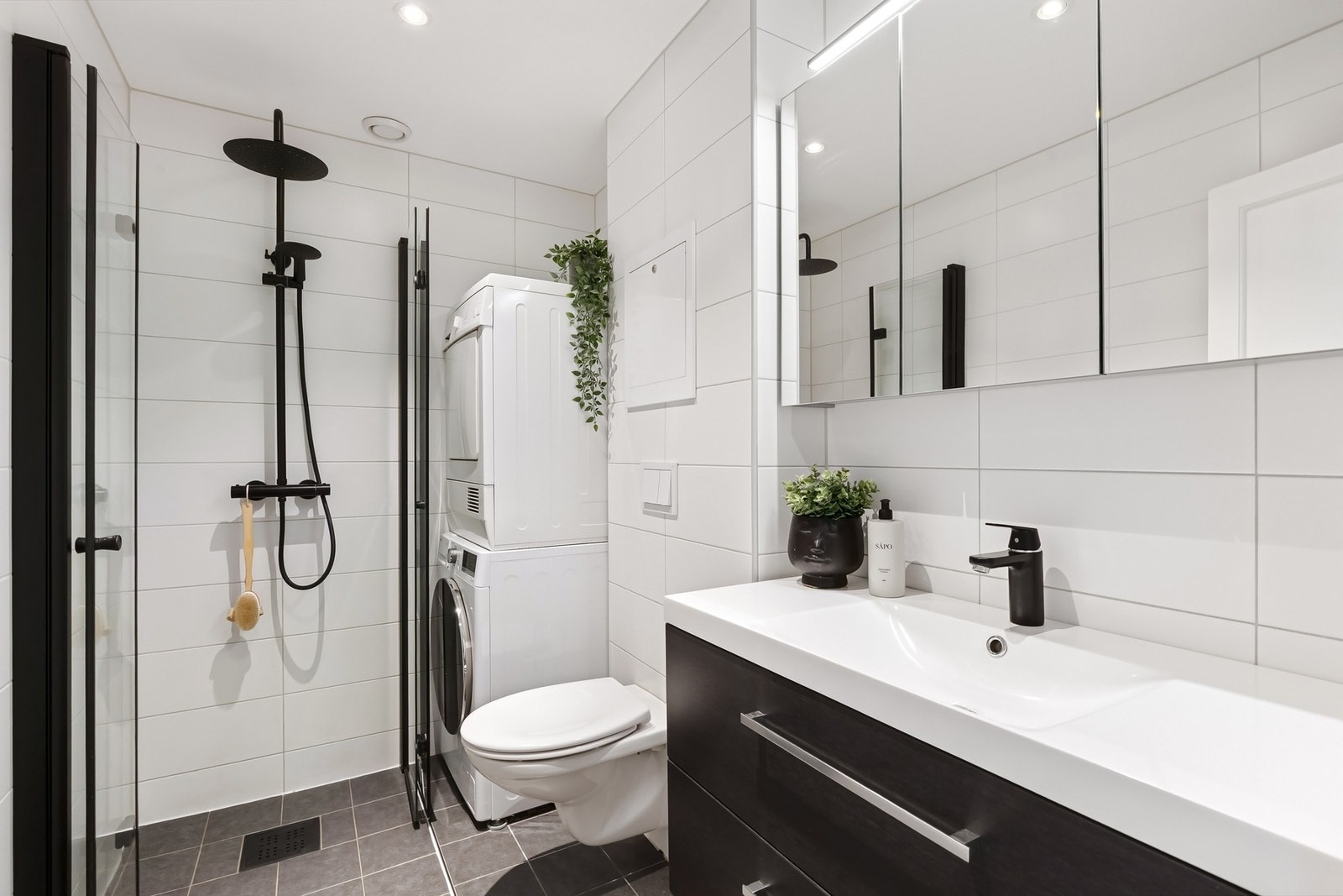 Pent, flislagt baderom fra 2020 med varmekabler i gulv. Galleribilde