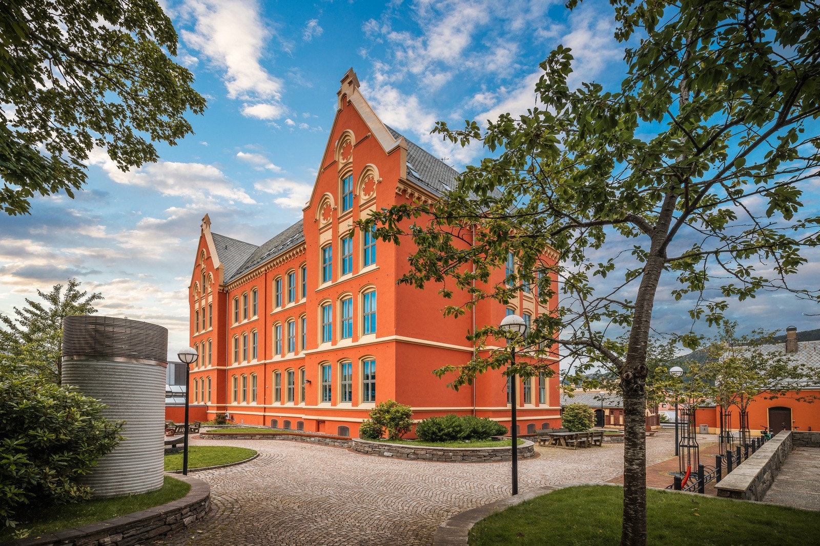 - Gangavsand til utdanninsinstitusjoner som Det Juridiske fakultet, BI og UIB - Galleribilde