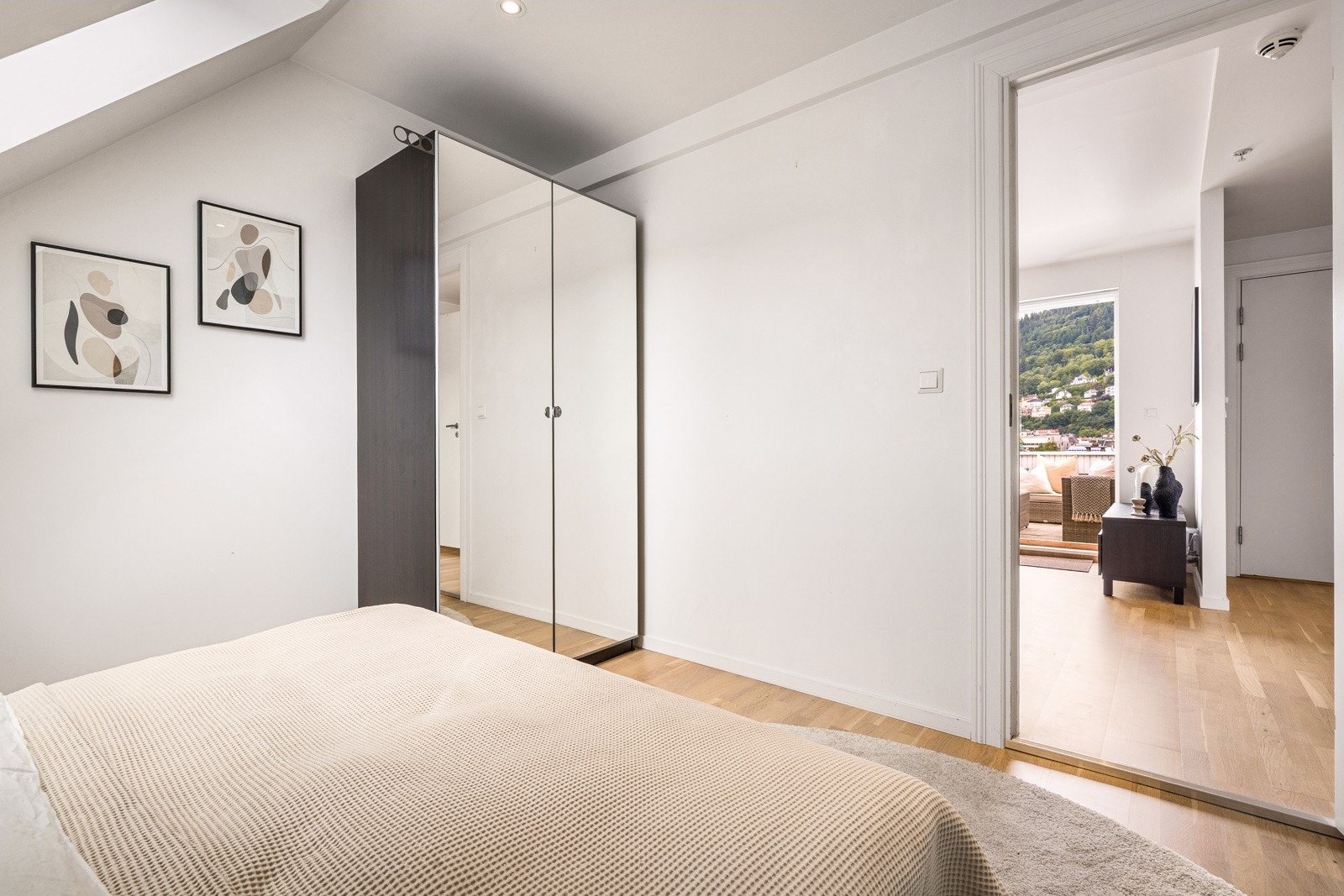 - Hovedsoverom med garderobeskap som medfølger kjøpet - Galleribilde