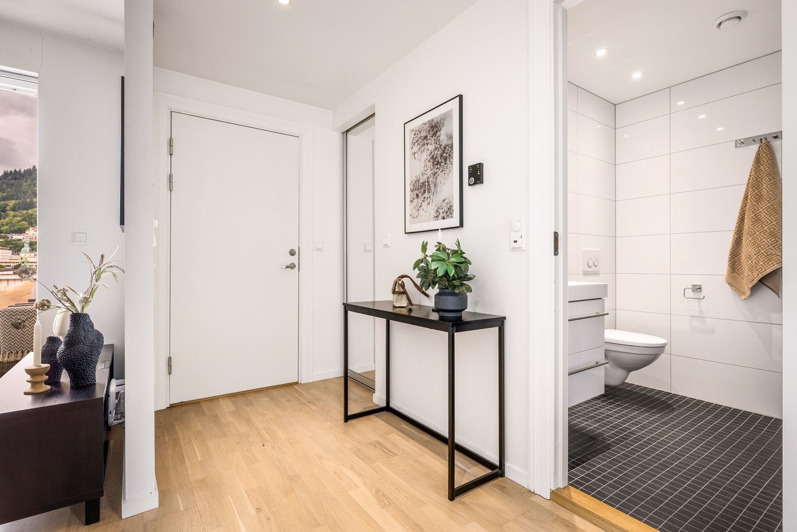 - Her er det tilkomst til innvendig bod bak speildør ved inngangsdør - Galleribilde