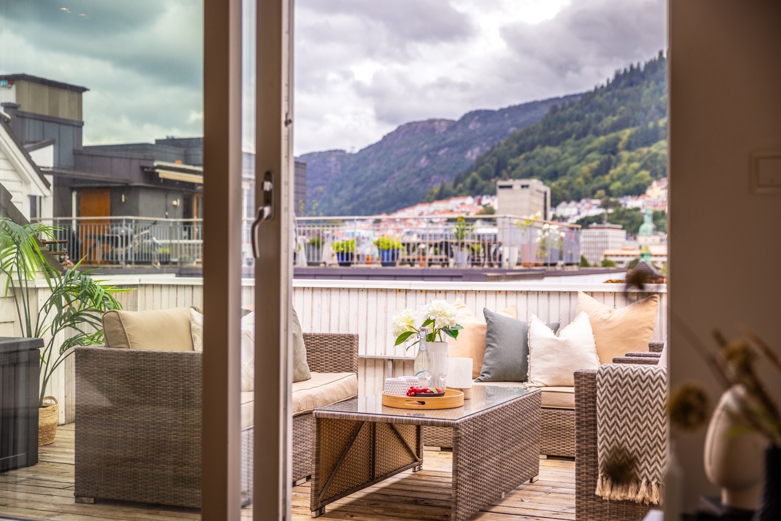 - Privatmegleren v/Benedicte Tronstad har gleden av å presentere en moderne 3-roms toppleilighet sentralt på Høyden med egen privat takterrasse - Galleribilde