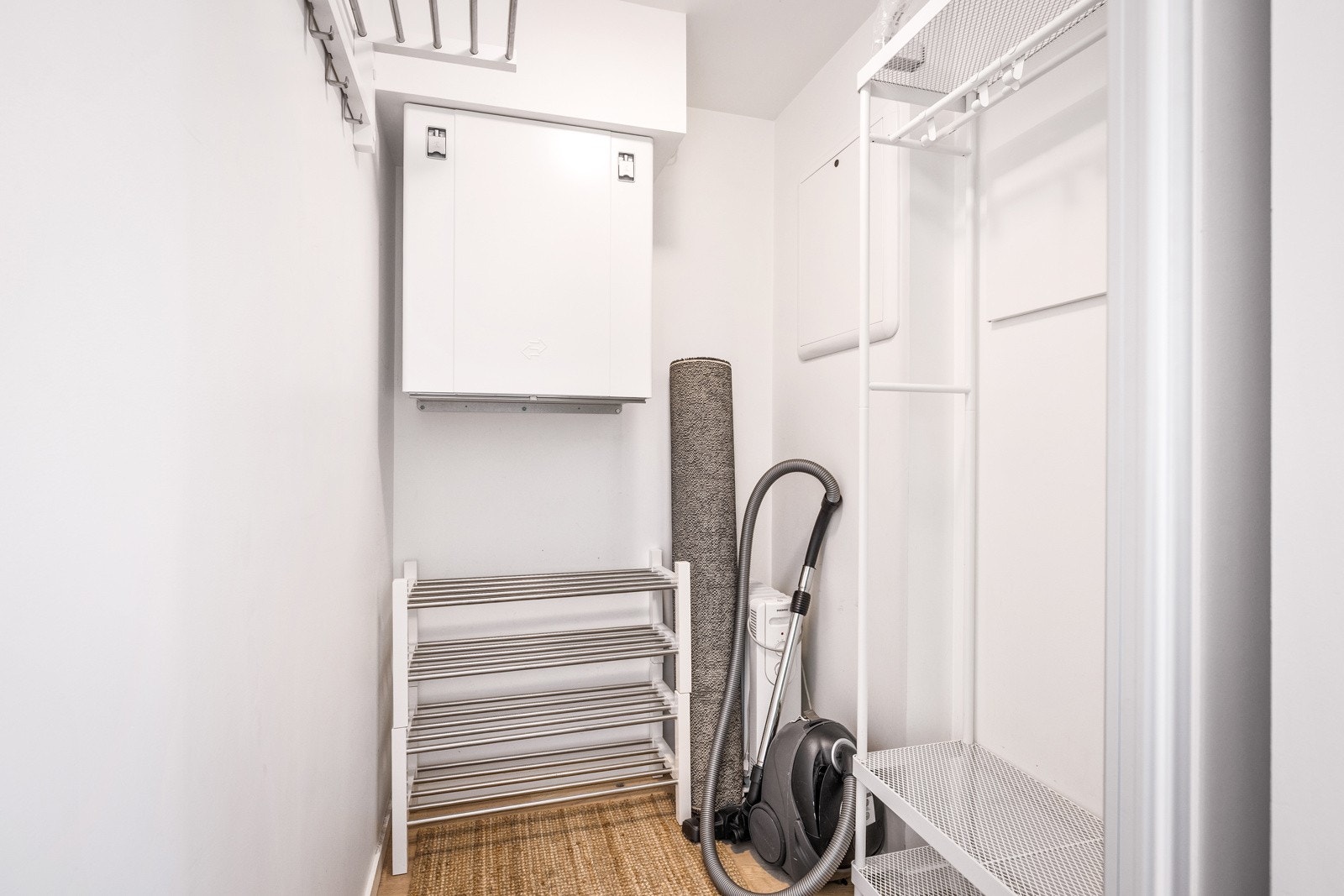 - Praktisk med innvendig bod med mye oppbevaringsplass til diverse utstyr, samt klær og sko - Galleribilde