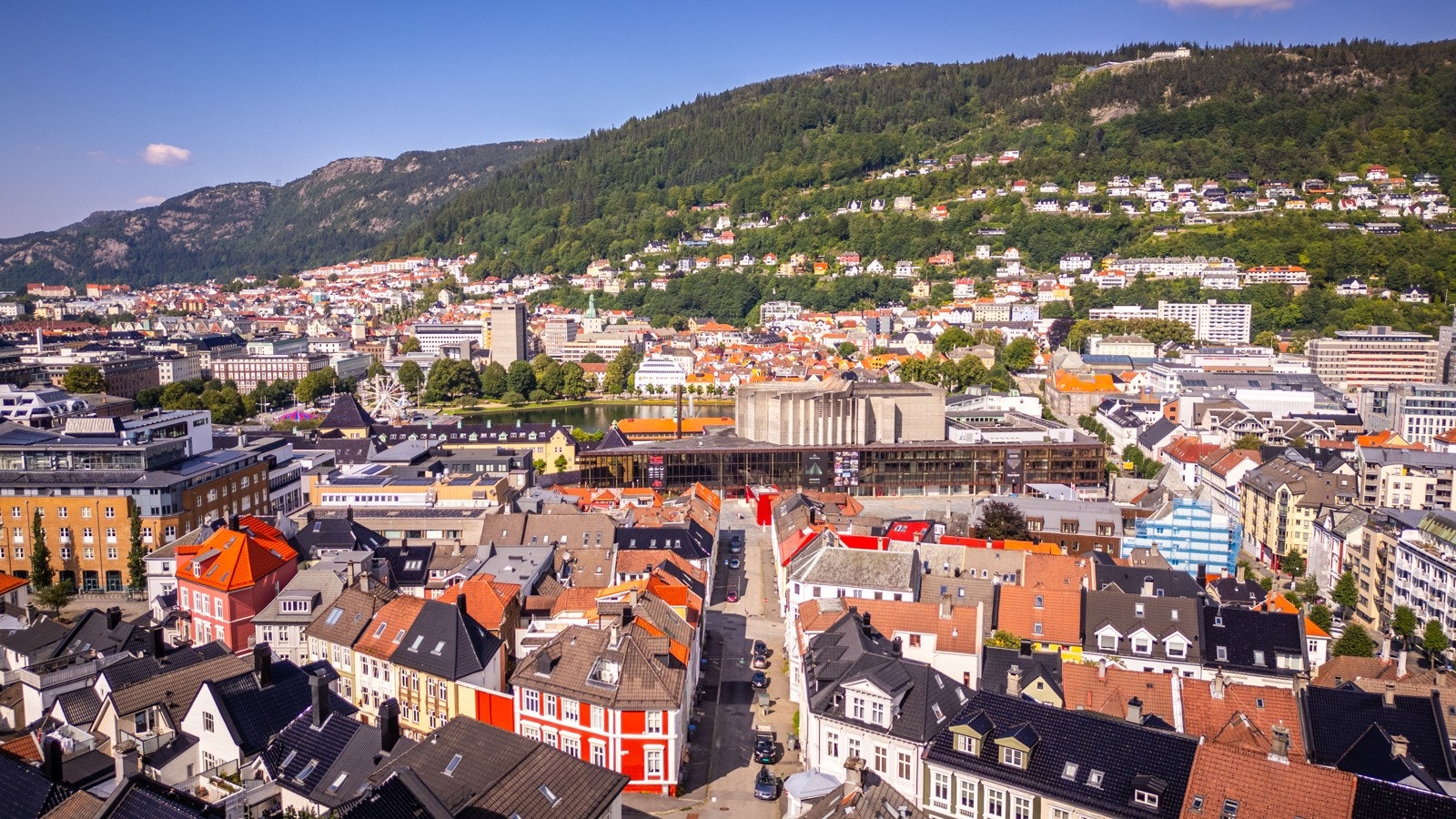 - Her bor man sentralt til med gangavstand til alt man trenger i hverdagen. Kun noen få meter til Rema 1000 som ligger i gaten under - Galleribilde