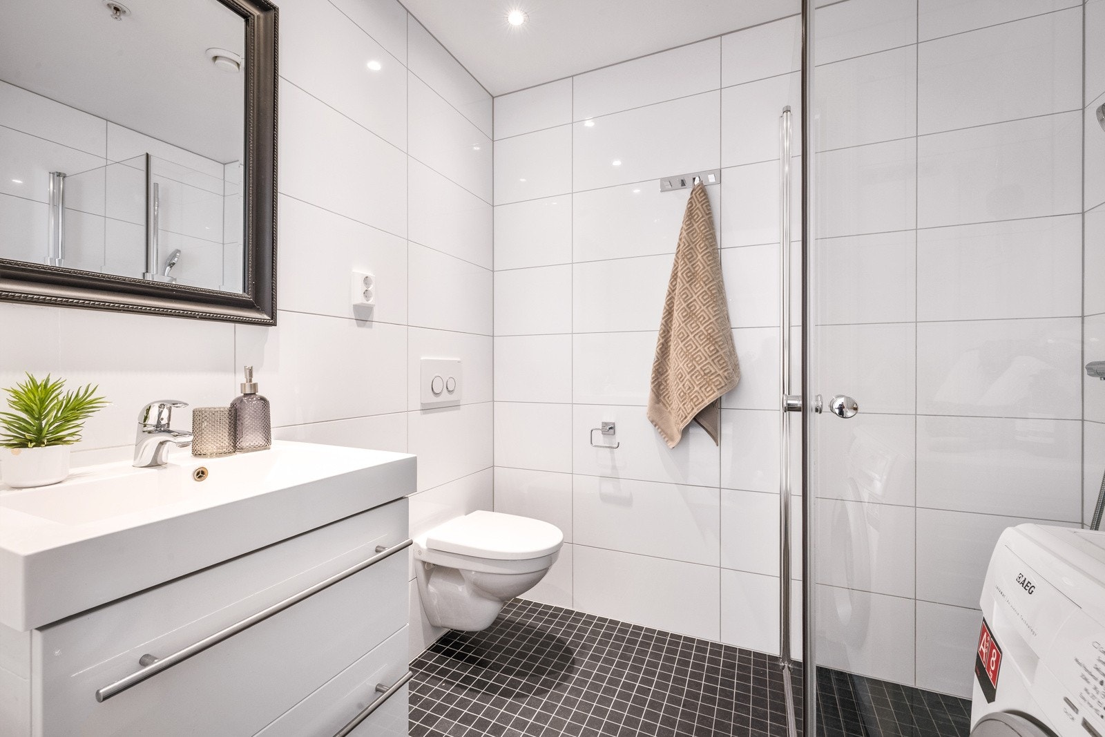 - Pent helfliset bad pusset opp i 2014. Det er varmekabler i gulv og downlights i himling - Galleribilde