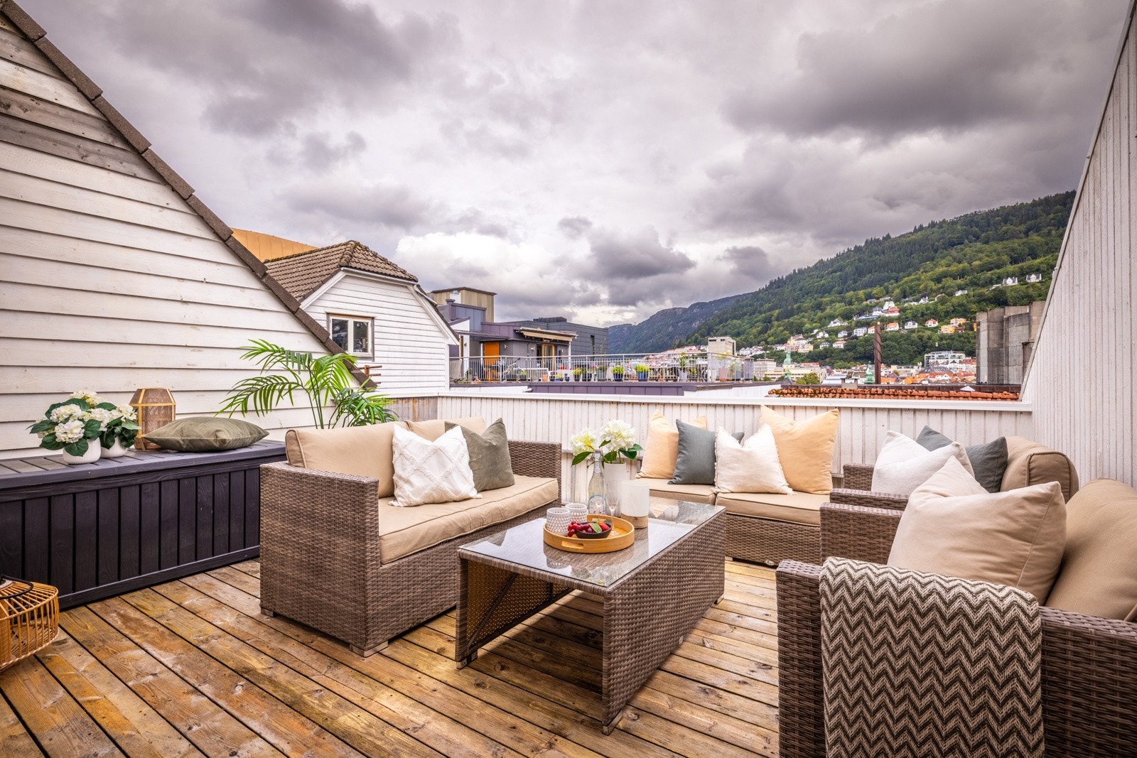 - God plass til utemøbler og grill, perfekt plass å invitere inn på større grillsbesøk - Galleribilde