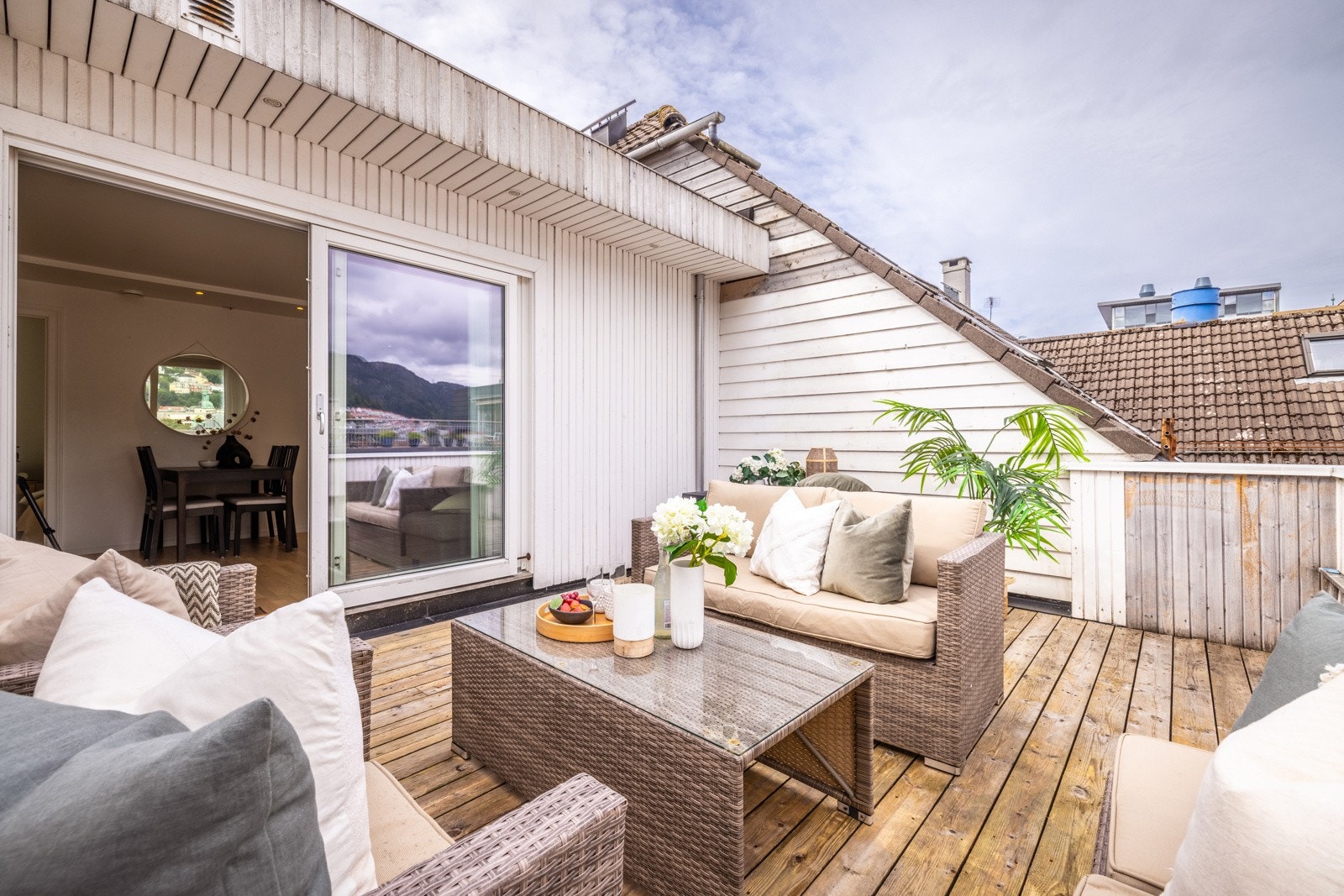 - Fra stue kommer man ut til privat takterrasse på hele 17 kvm - Galleribilde