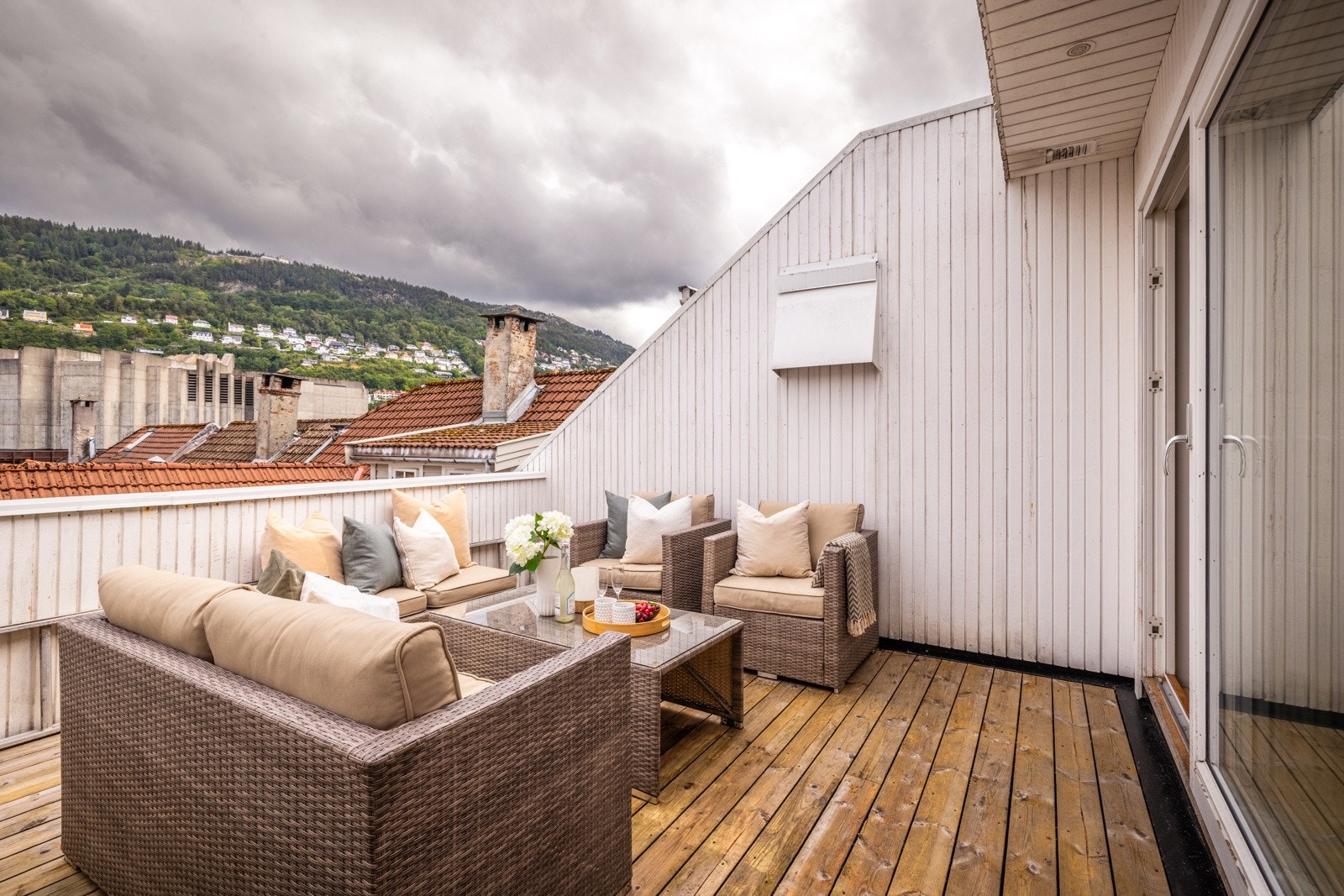 - Her sitter man høyt og fritt med sol fra tidlig morgen til ut på dagen - Galleribilde