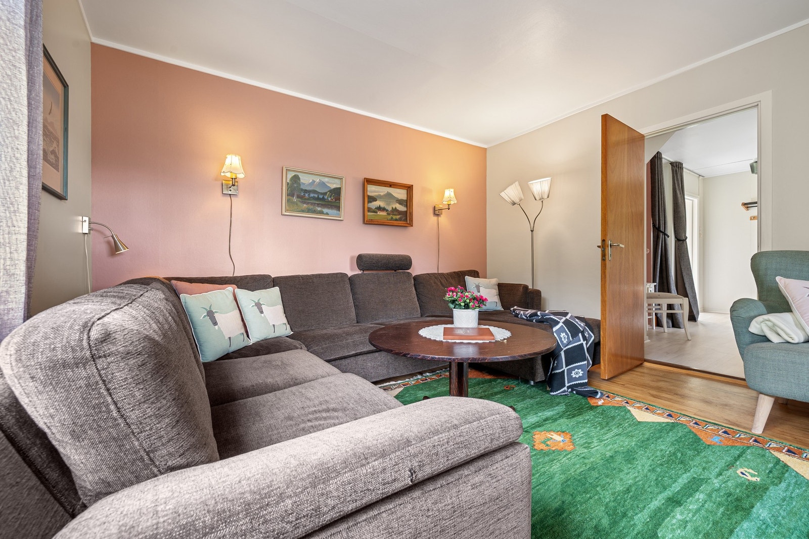 Fra stue er det dør med adkomst til entré/gang Galleribilde