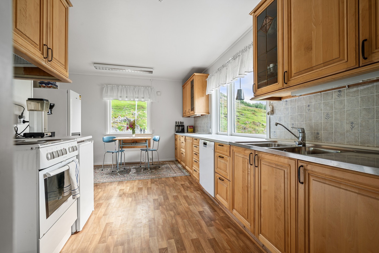 På kjøkkenet er det en flott og tidløs innredning fra kvalitetsprodusenten Sigdal - og god plass til et hyggelig spisebord Galleribilde