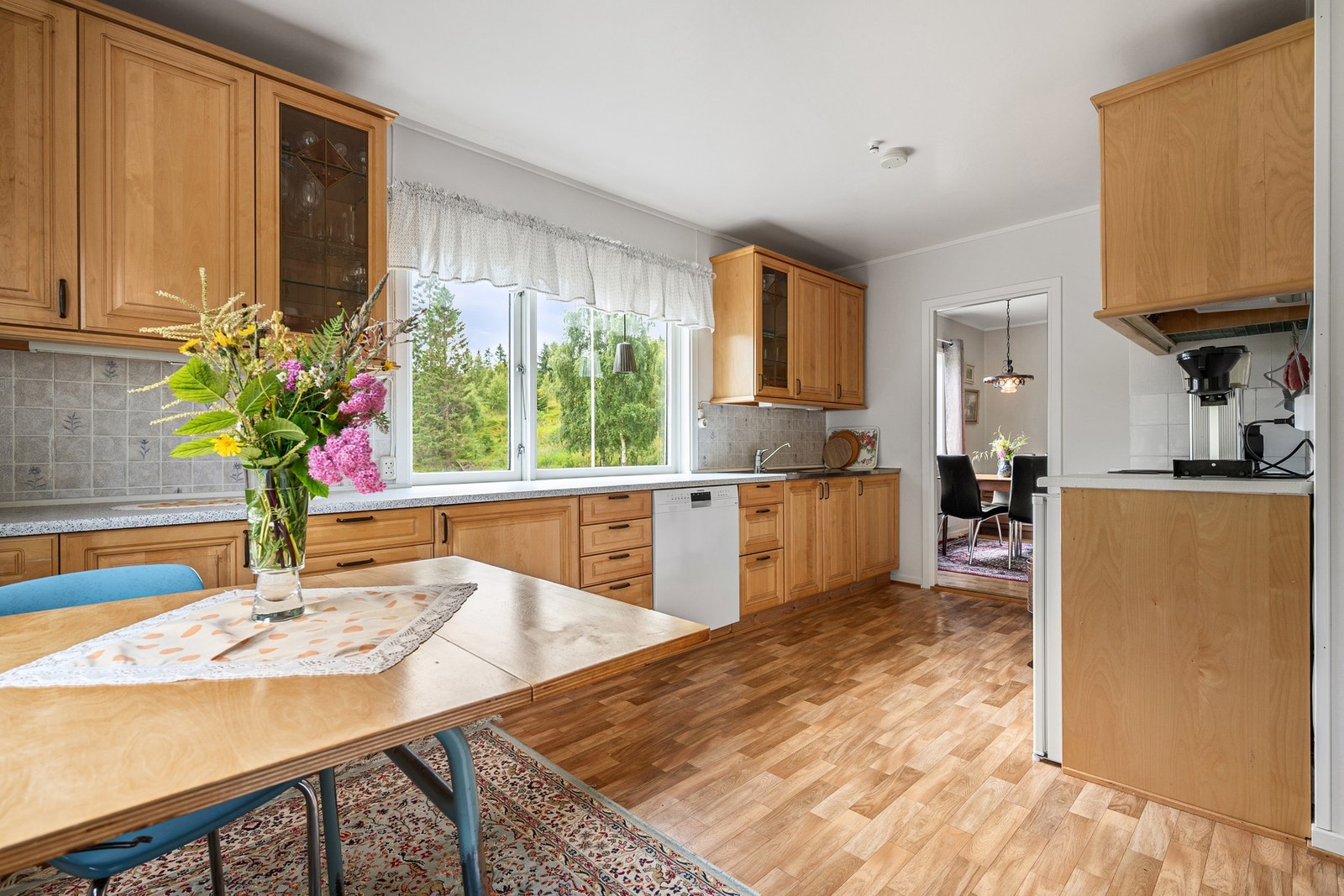 Her er det profilerte heltre fronter, hvorav 2 med glass og laminert benkeplate Galleribilde