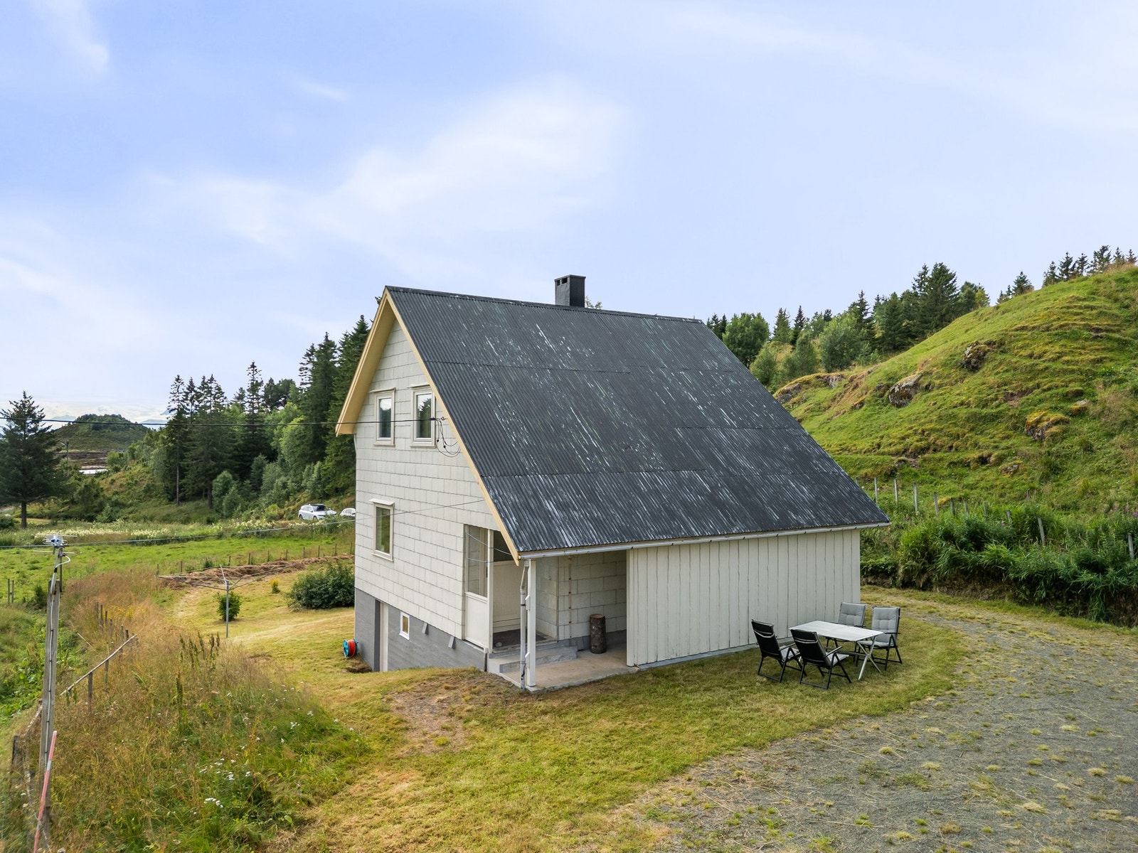 Ved hovedinngang er det en utvendig bod til høyre Galleribilde