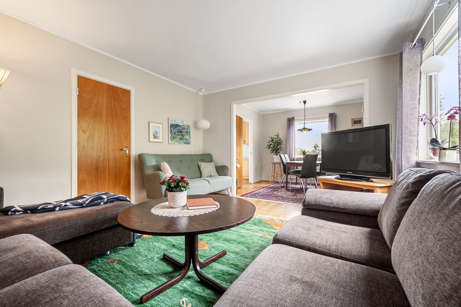 Lyse overflater kombinert med lysinnslipp fra stuevinduene sørger for en god romfølelse Galleribilde