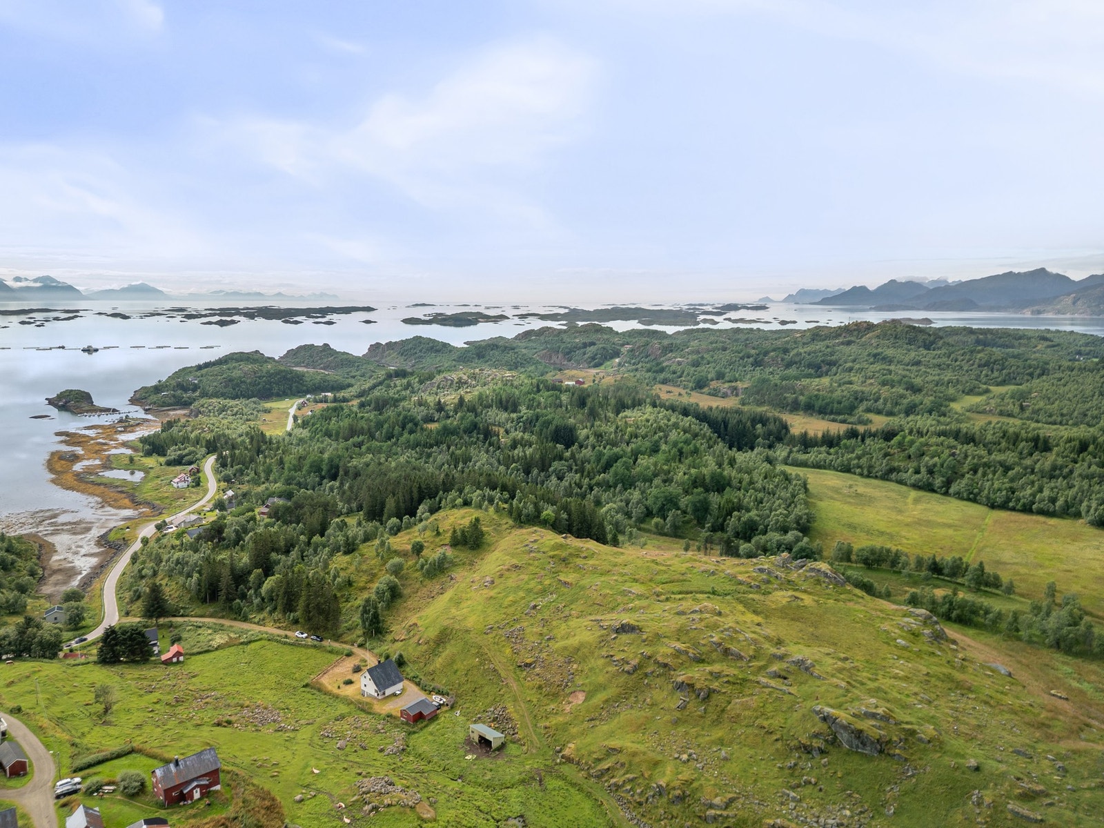 Flotte turområder rett utenfor døra og umiddelbar nærhet til sjøen Galleribilde