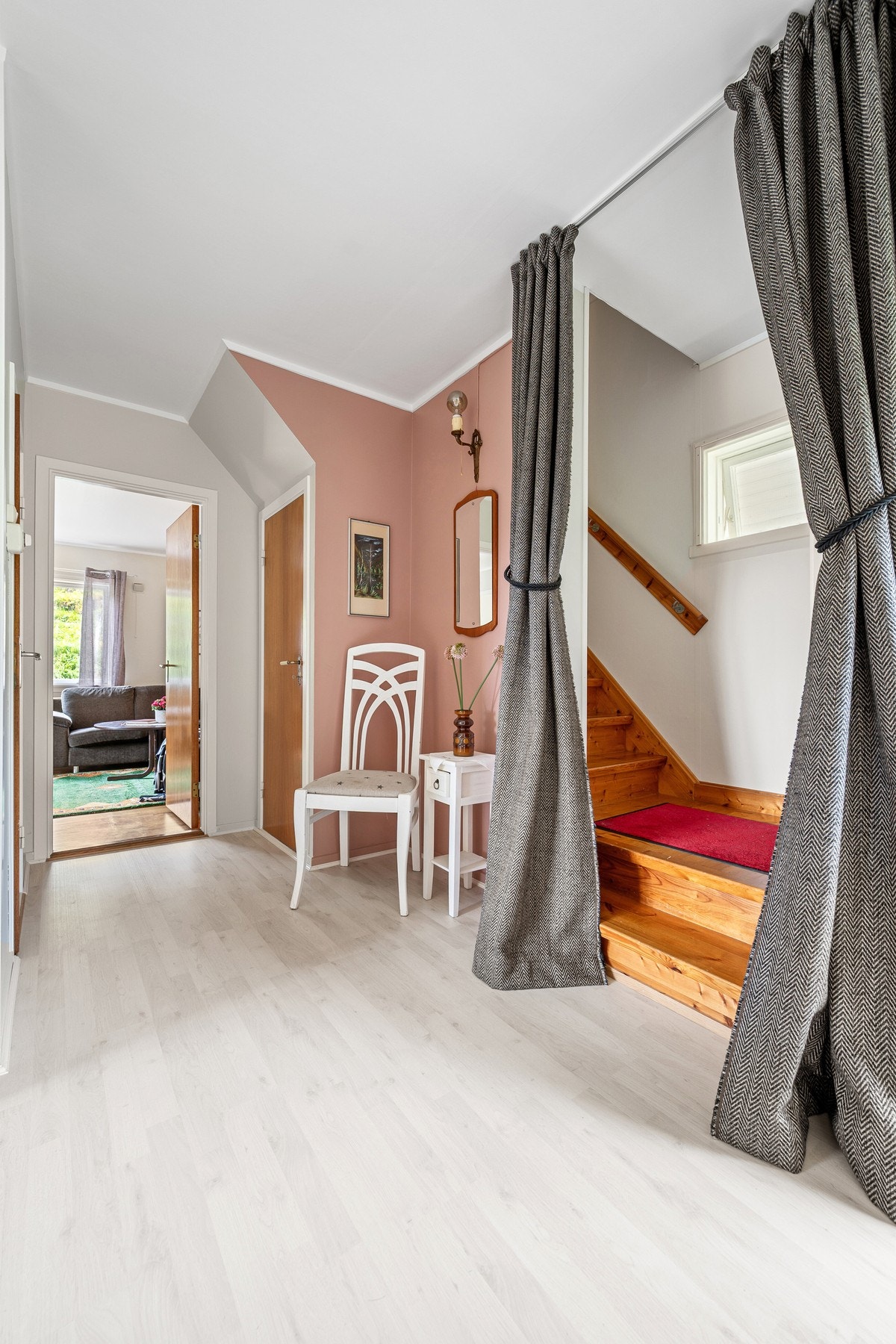 Gangen med trapp til loft, dør i bildet har adkomst til kjeller Galleribilde