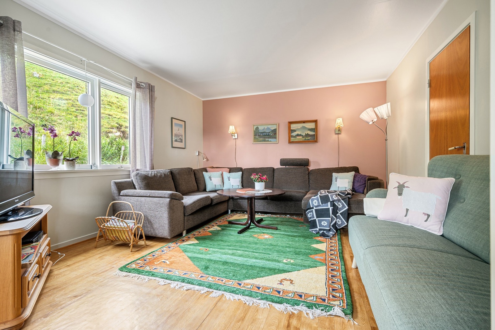 Boligen byr på en romslig stue med god plass til en stor sofagruppe Galleribilde