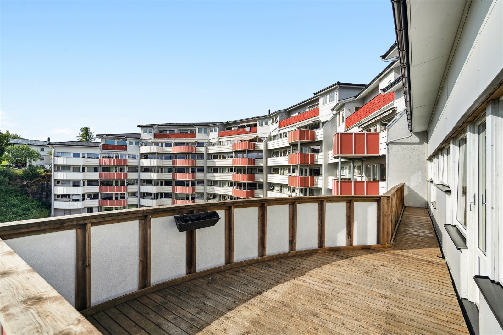 Balkongen er på hele 21 m², noe som gir god plass til utemøblement Galleribilde