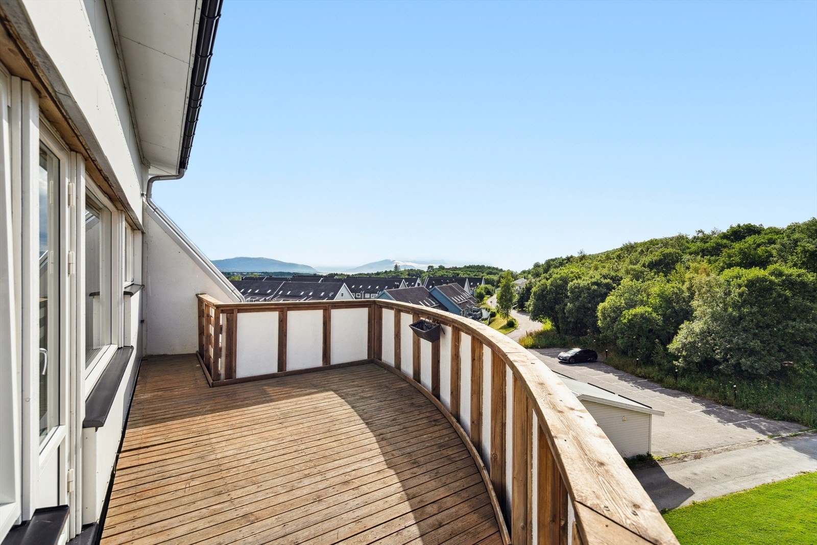 Den vestvendte beliggenheten gir svært gode solforhold og fin utsikt Galleribilde