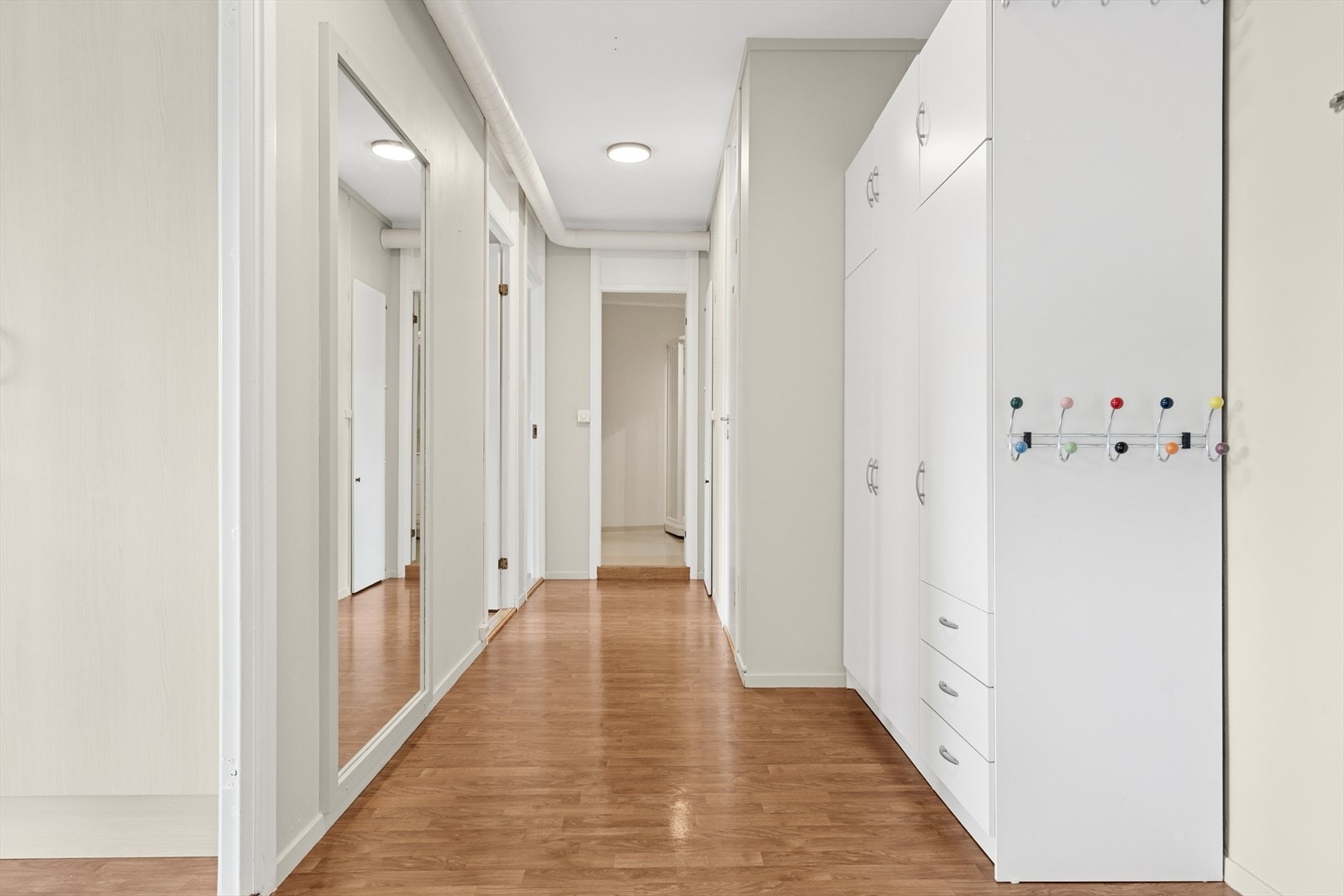 Man ønskes velkommen inn i en lys og hyggelig entrè med god plass til å sette fra seg sko og henge yttertøy. Ny taklampe i 2025 i gangen. Galleribilde