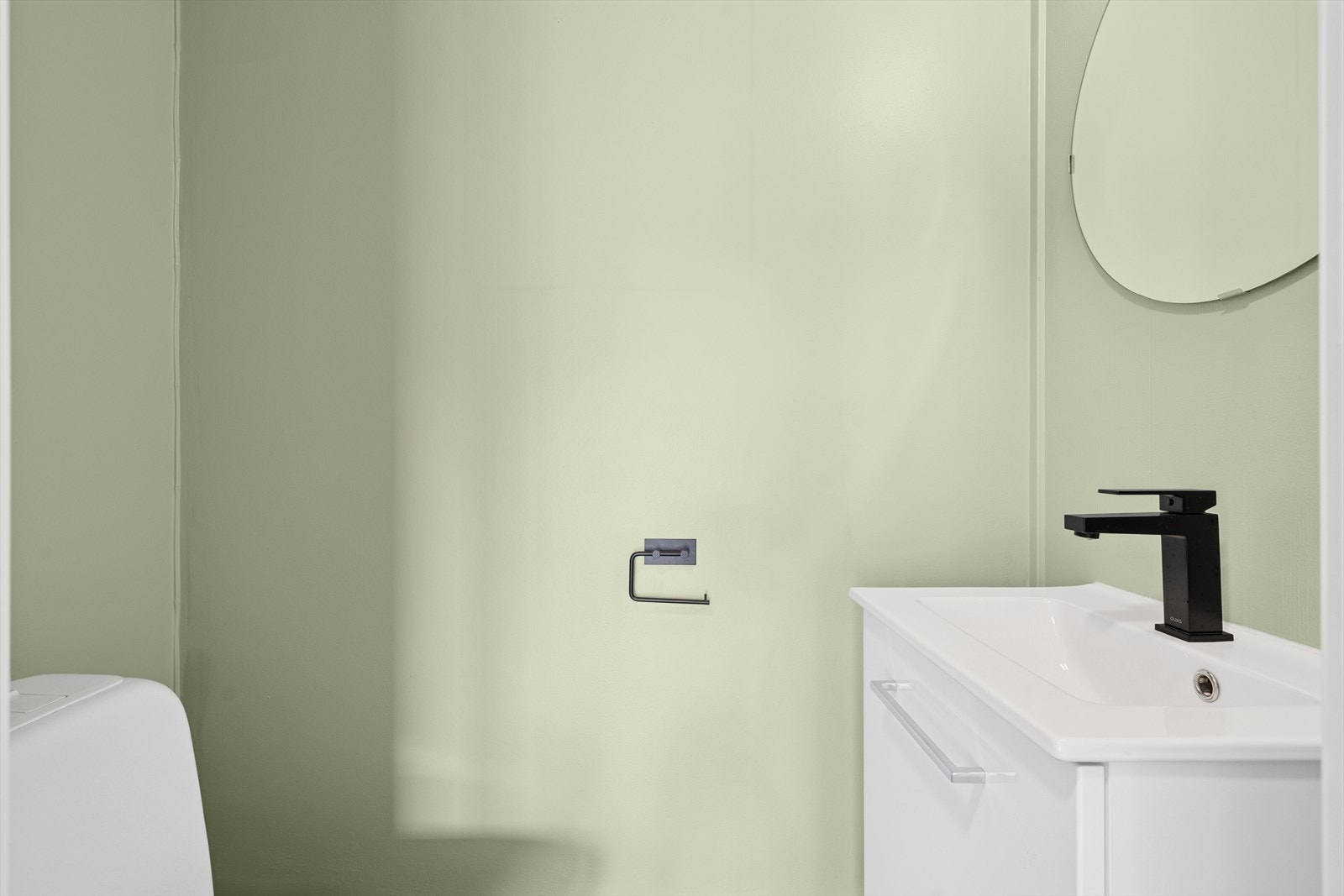 Leiligheten har separat toalettrom med toalett og servantinnredning av nyere dato Galleribilde