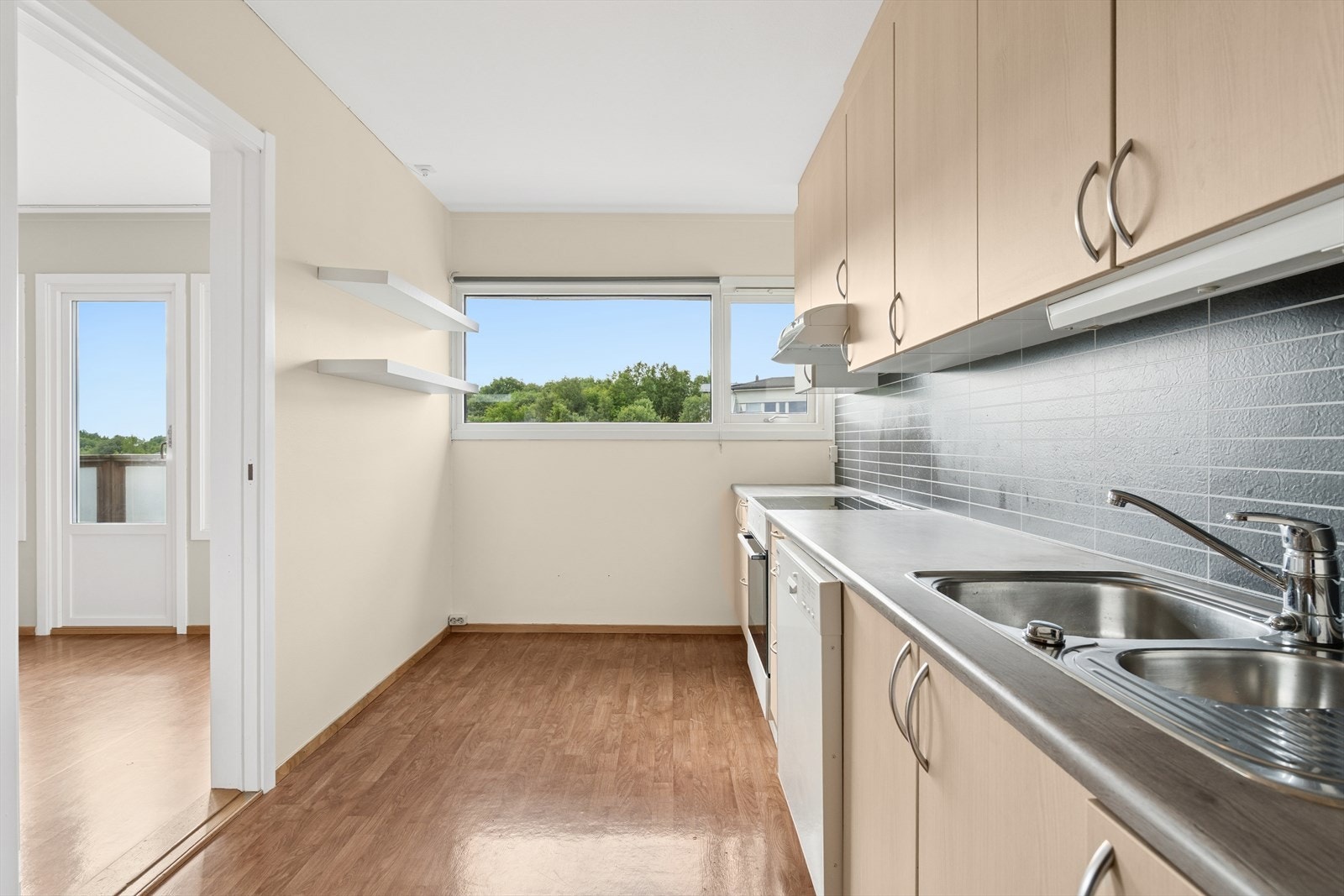 Med mye skap- og benkeplass er dette det perfekte kjøkken for deg som elsker å bake og lage mat Galleribilde