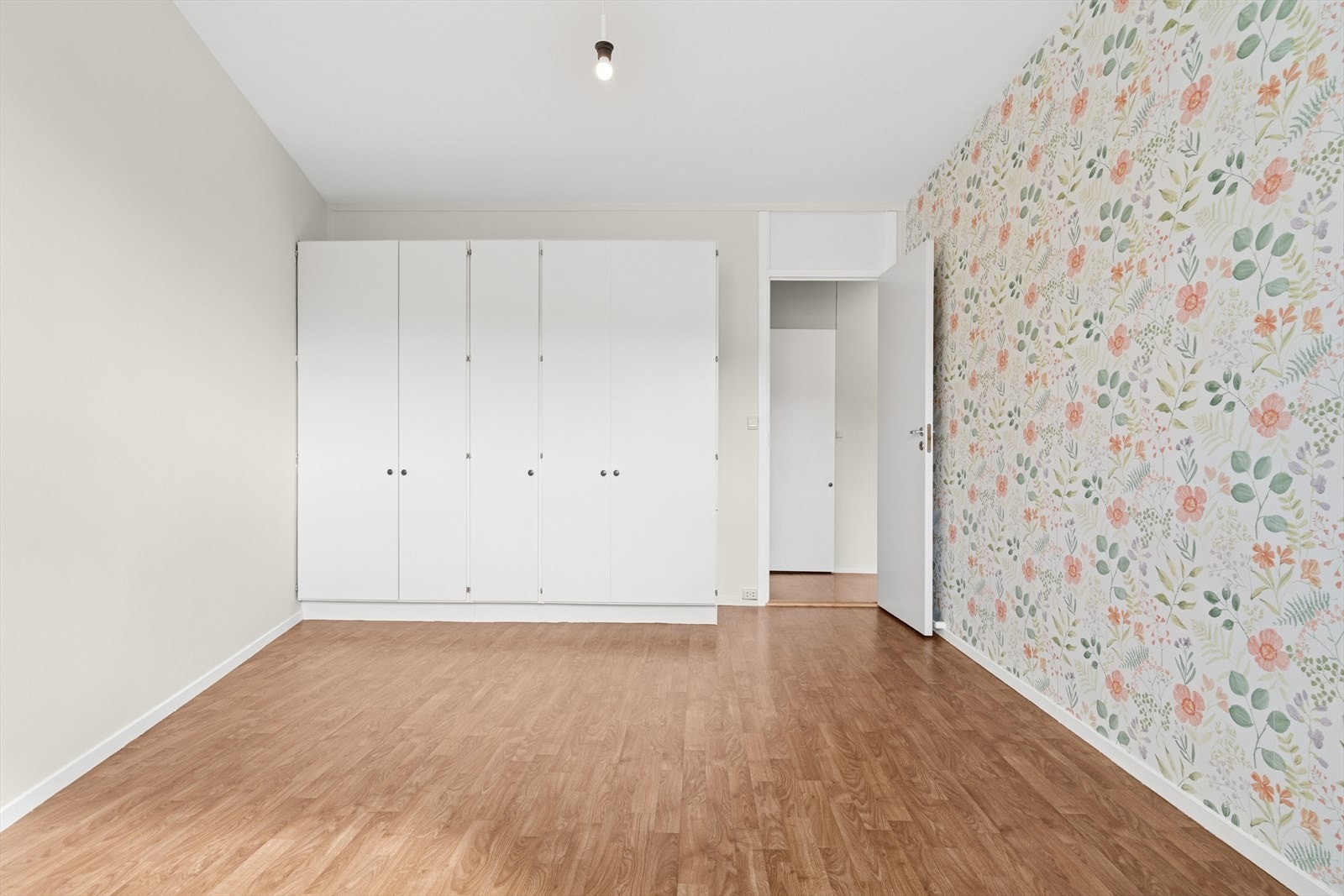 Soverom II - Rommet er utstyrt med praktiske garderobeskap Galleribilde