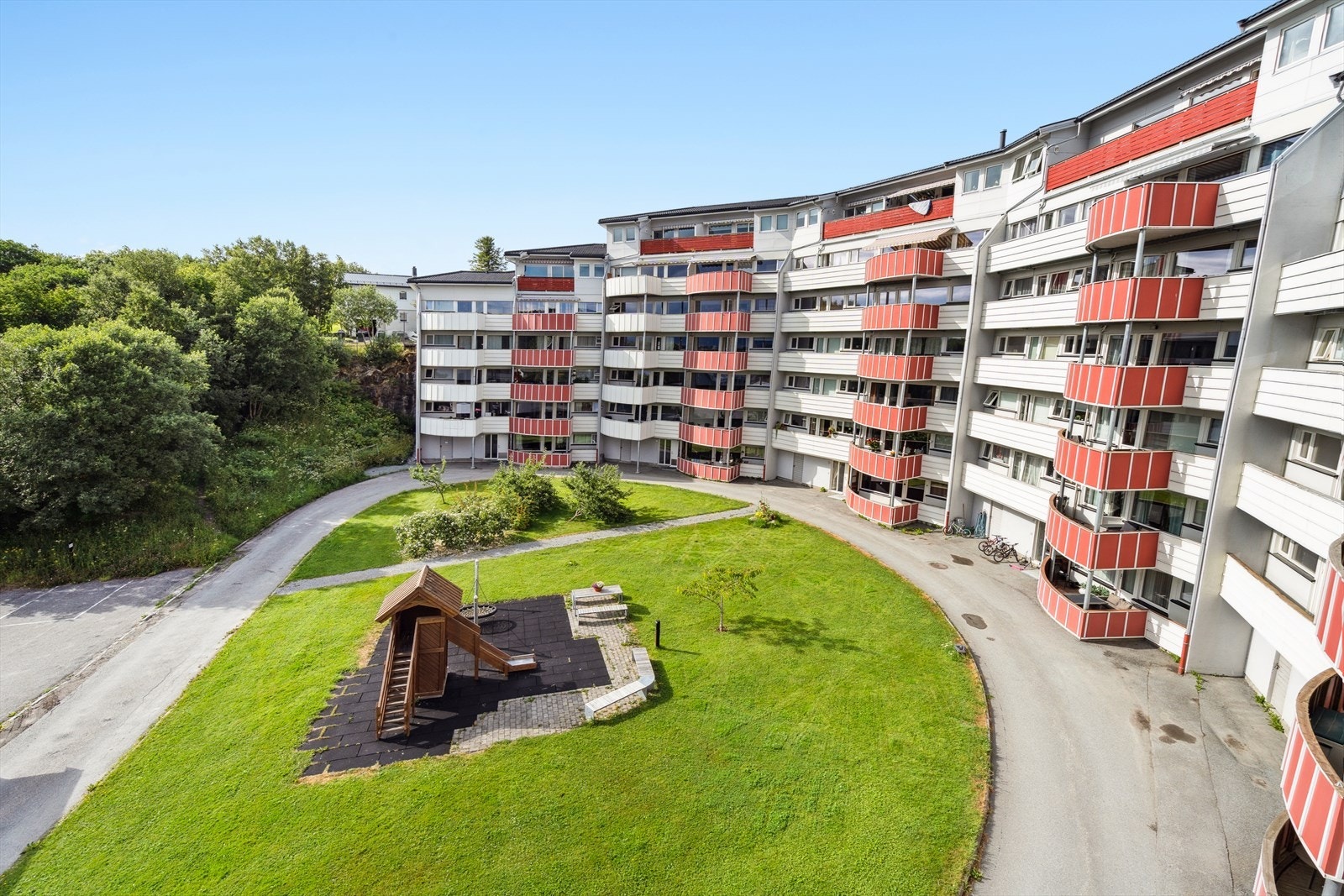 Like utenfor blokka er det lekeplass, sittegrupper og grøntareal Galleribilde