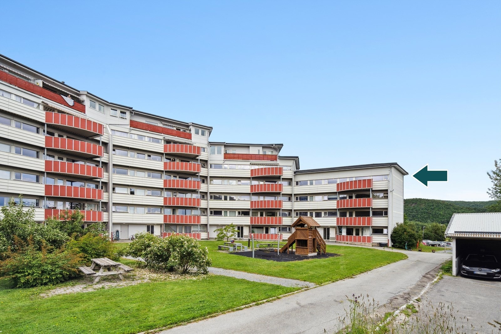 Leiligheten har en fin plassering på hjørnet i 4. etasje (toppetasje) med stor vestvendt balkong Galleribilde