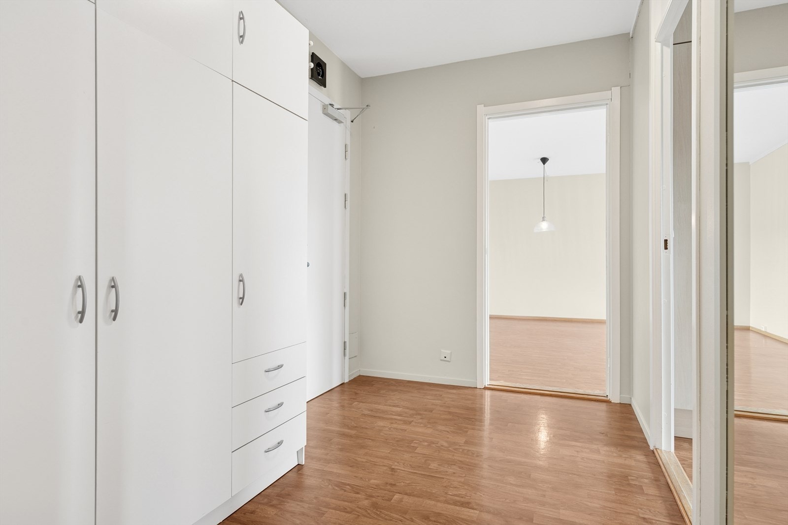 Entreen er knutepunktet i leiligheten med videre adkomst til to av soverommene, badet, toalettrommet, kjøkkenet og stuen Galleribilde