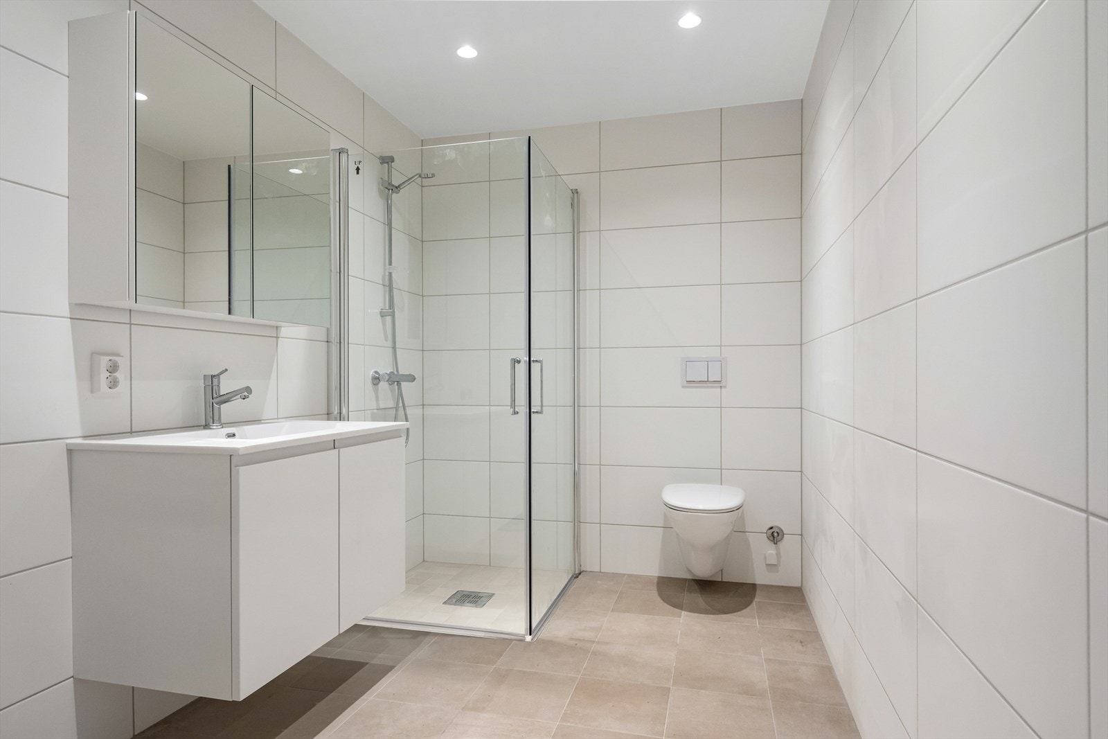 Meget delikat bad med fliser på gulv og vegg Galleribilde