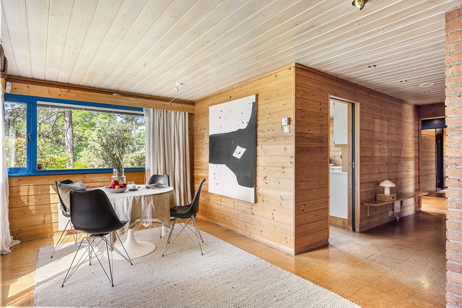 Stue med plass til spisebord. Galleribilde