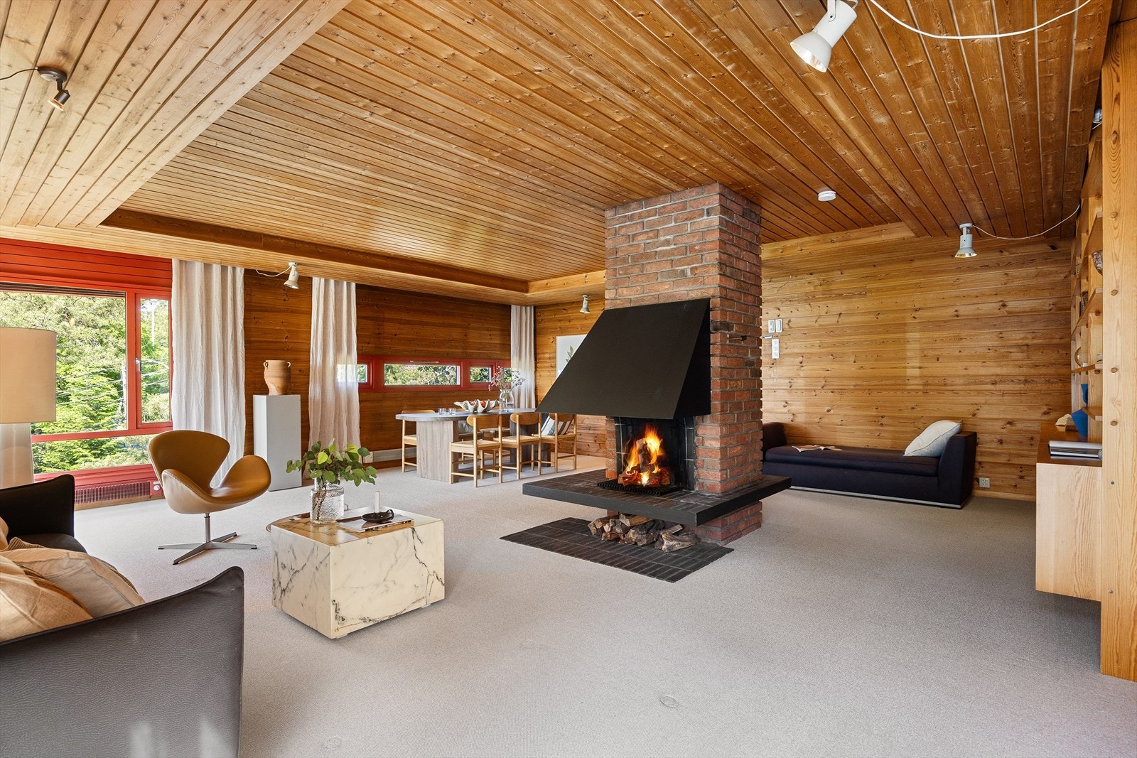 Peisen fungerer som et midtpunkt i rommet og sikrer varme og god stemning på kaldere dager. Galleribilde