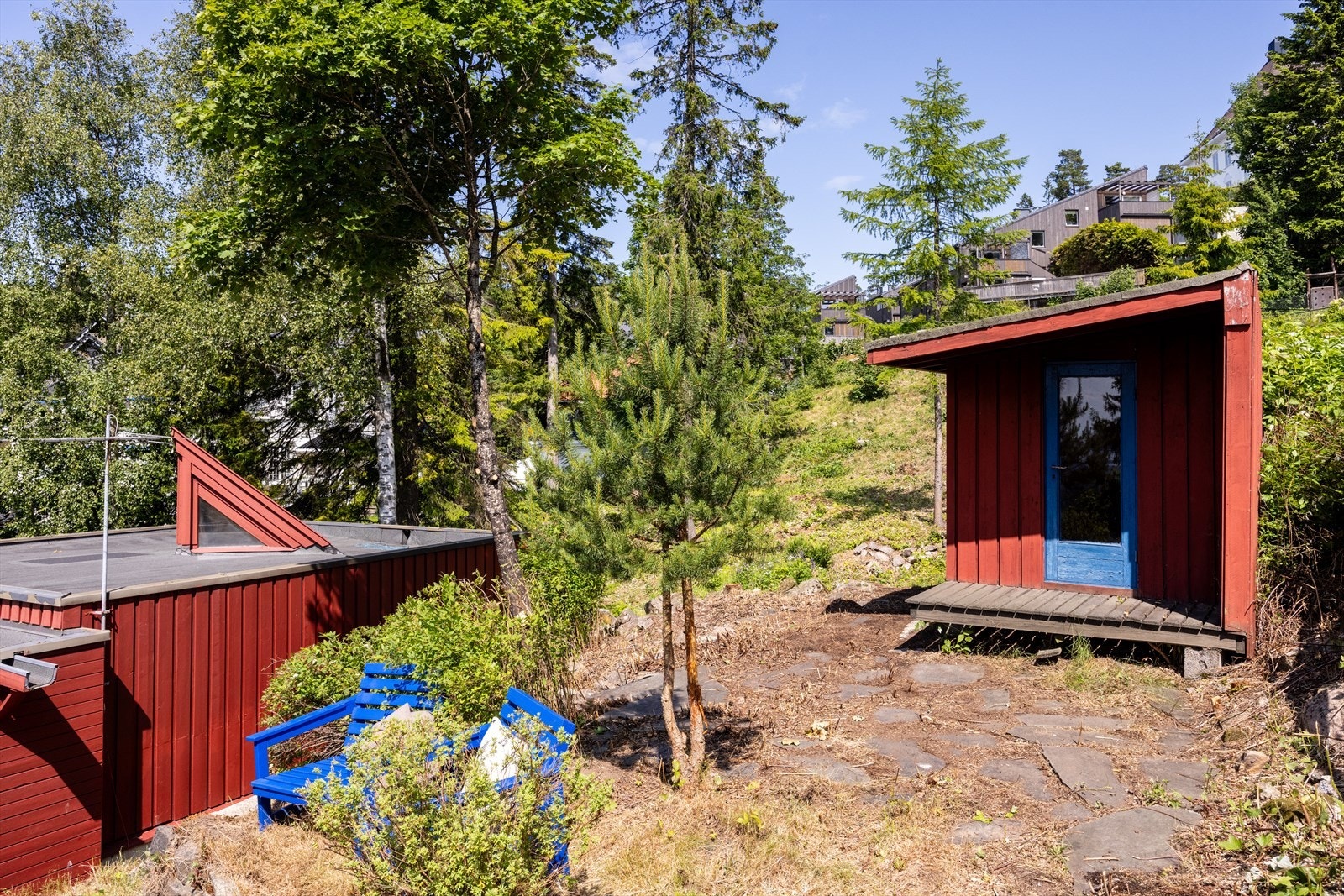 På toppen av eiendommen er det bygget en kombinert utebod og dukkestue. Galleribilde