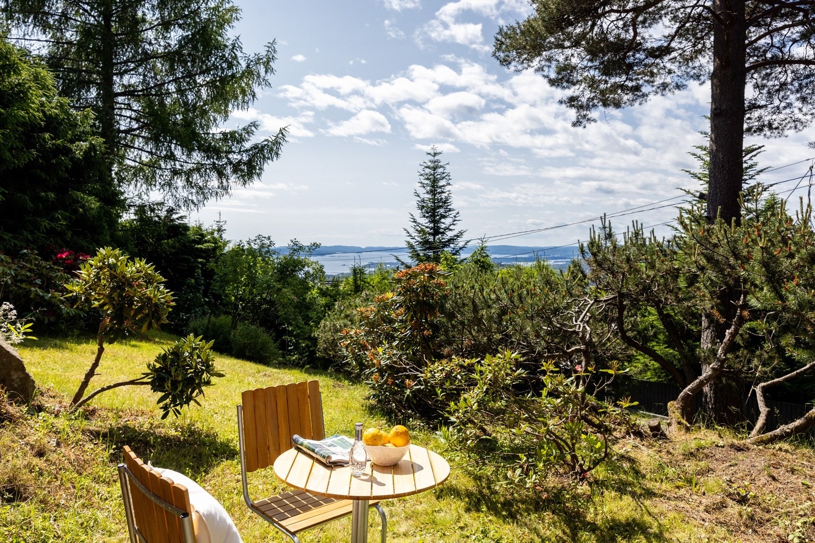 Her kan du nyte frodige og rolige omgivelser mens du drikker en kaffekopp. Galleribilde