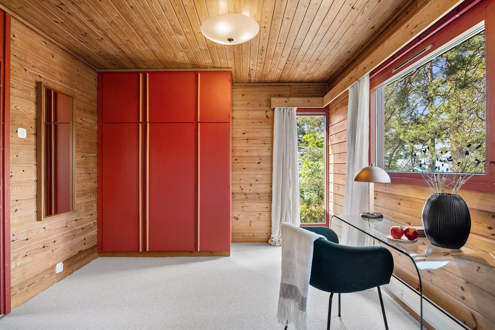 Hovedsoverommet var tidligere to soverom og kan deles med lettvegg Galleribilde