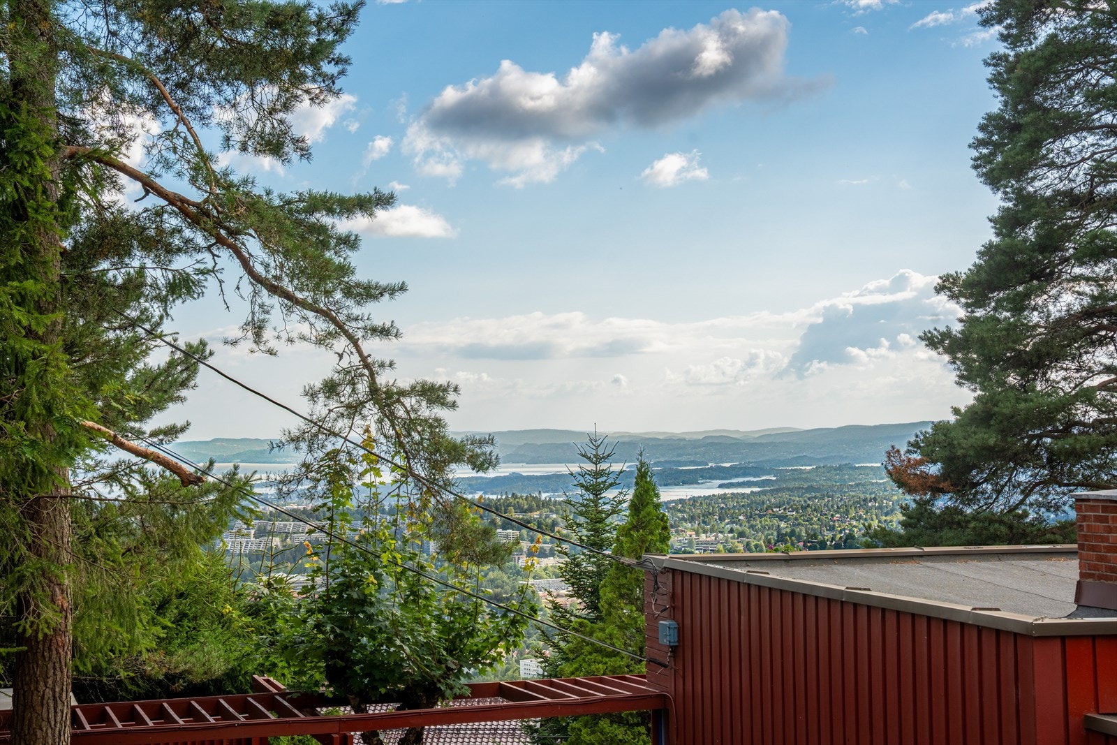 Fra arealet utenfor dukkestuen er man på et høydedrag som gjør at man ser over taket på boligen. Galleribilde