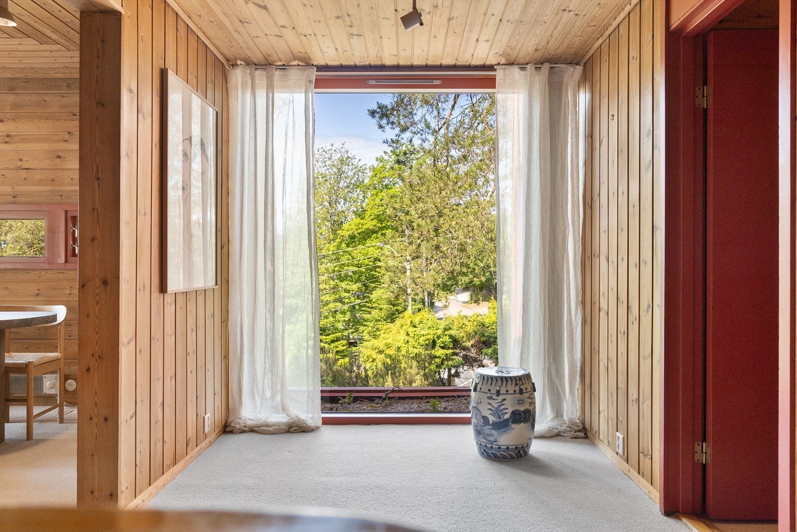 Fra trappen opp til 1. etasje blir du møtt av et frodig utsyn. Galleribilde