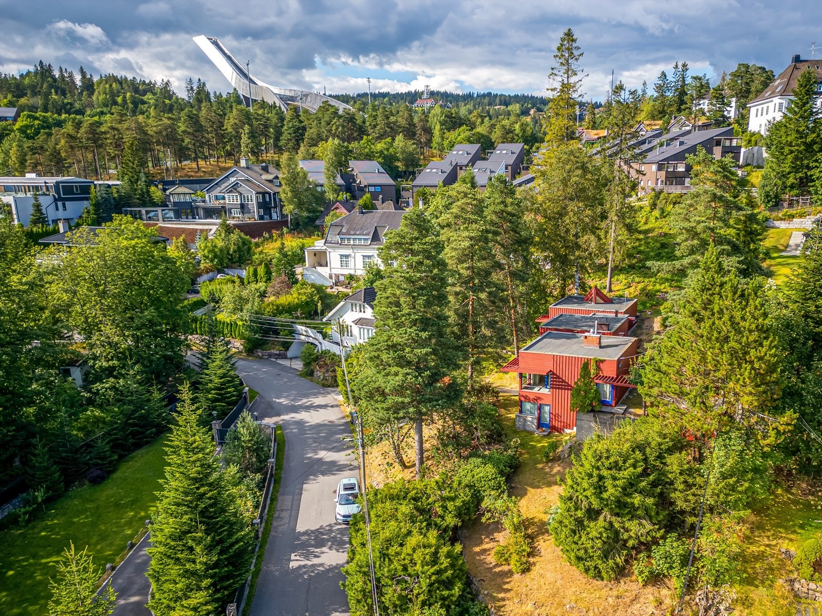 Eiendommens tomt går ned til Doktor Holms vei. Foran huset har eiendommen et romslig areal. Galleribilde