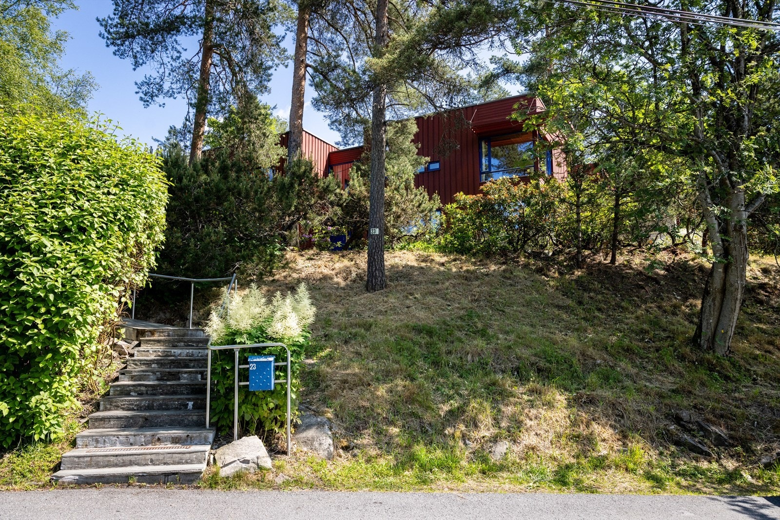 Det er adkomst via støpt trapp med varmekabler. Galleribilde