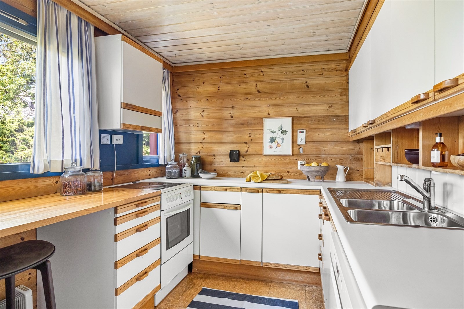 Kjøkken med god plass til lagring i skuffer og skap. Galleribilde