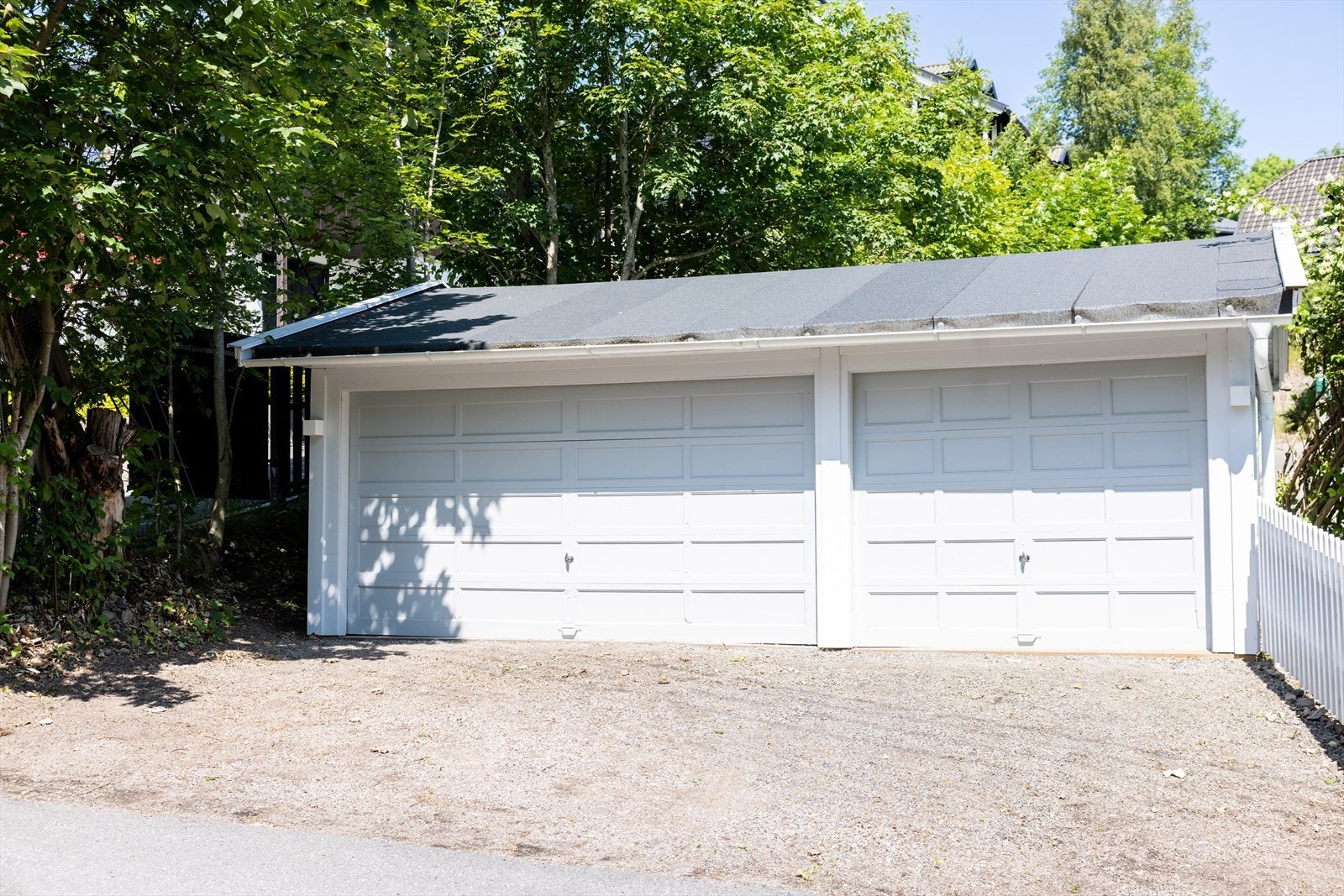 Det medfølger en garasje på ca. 33 kvm hvorav to elbilladere er montert. Garasjen ligger ca. 40 m fra boligen. Galleribilde