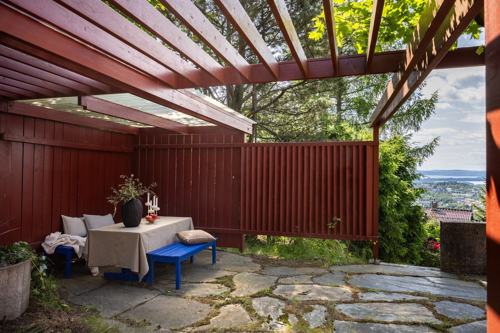 Det er flere uteplasser, et perfekt sted for å skape ulike sosiale soner. Galleribilde