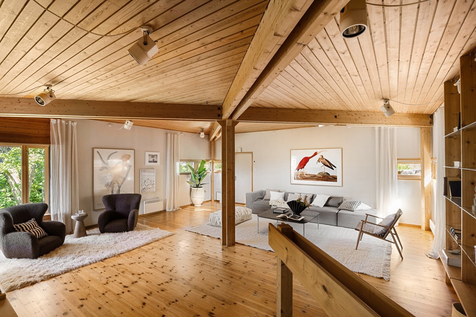 Stue nummer to byr på god plass til diverse møblement. Galleribilde