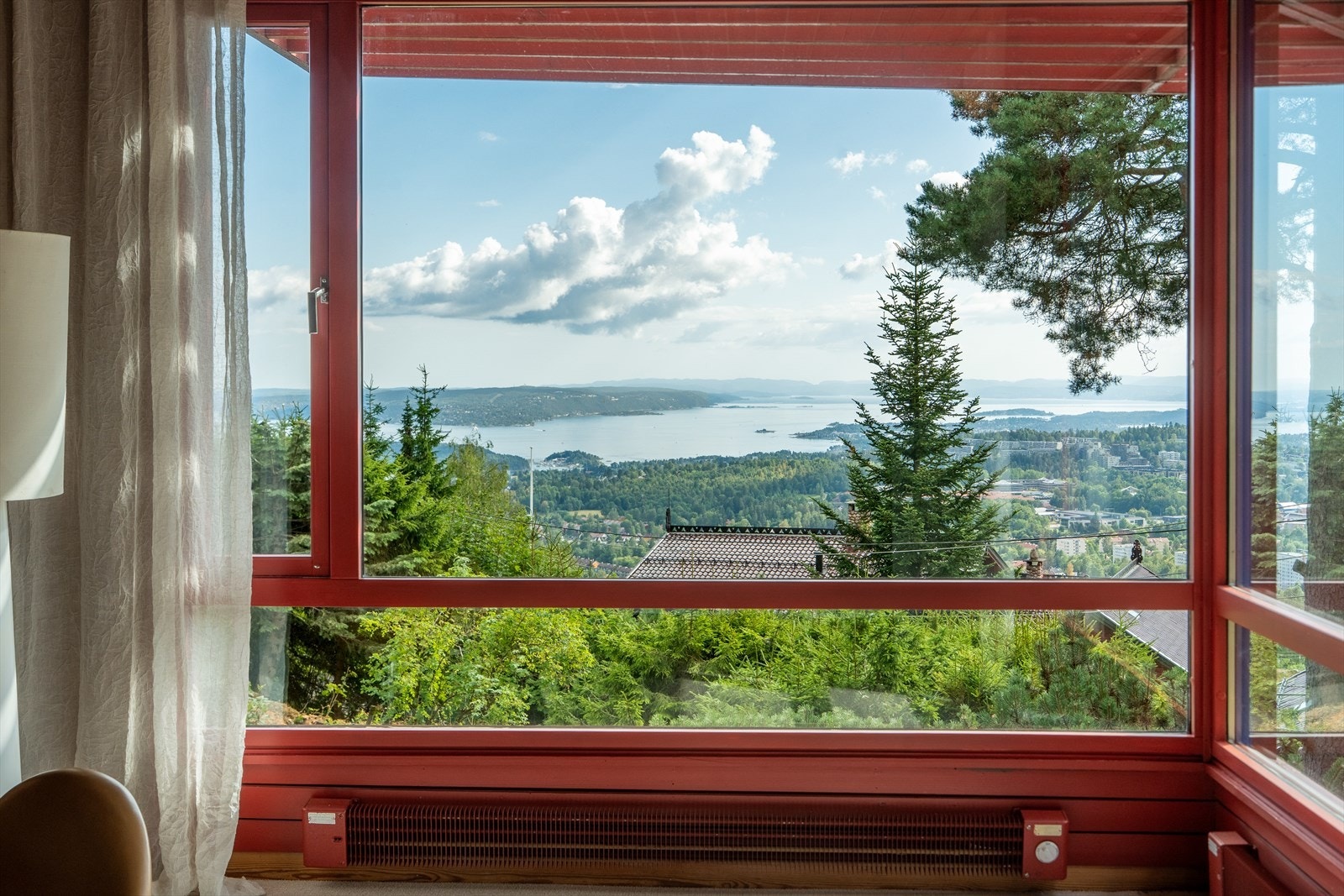 Boligen har en skjermet beliggenhet og kan skilte med en utsøkt utsikt. Galleribilde